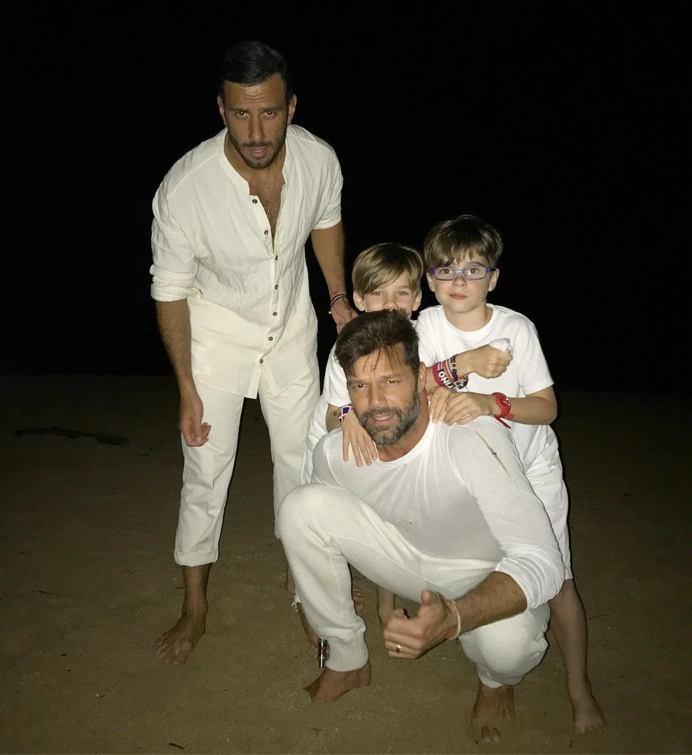 Após anunciar casamento, Ricky Martin mostra sua casa e família