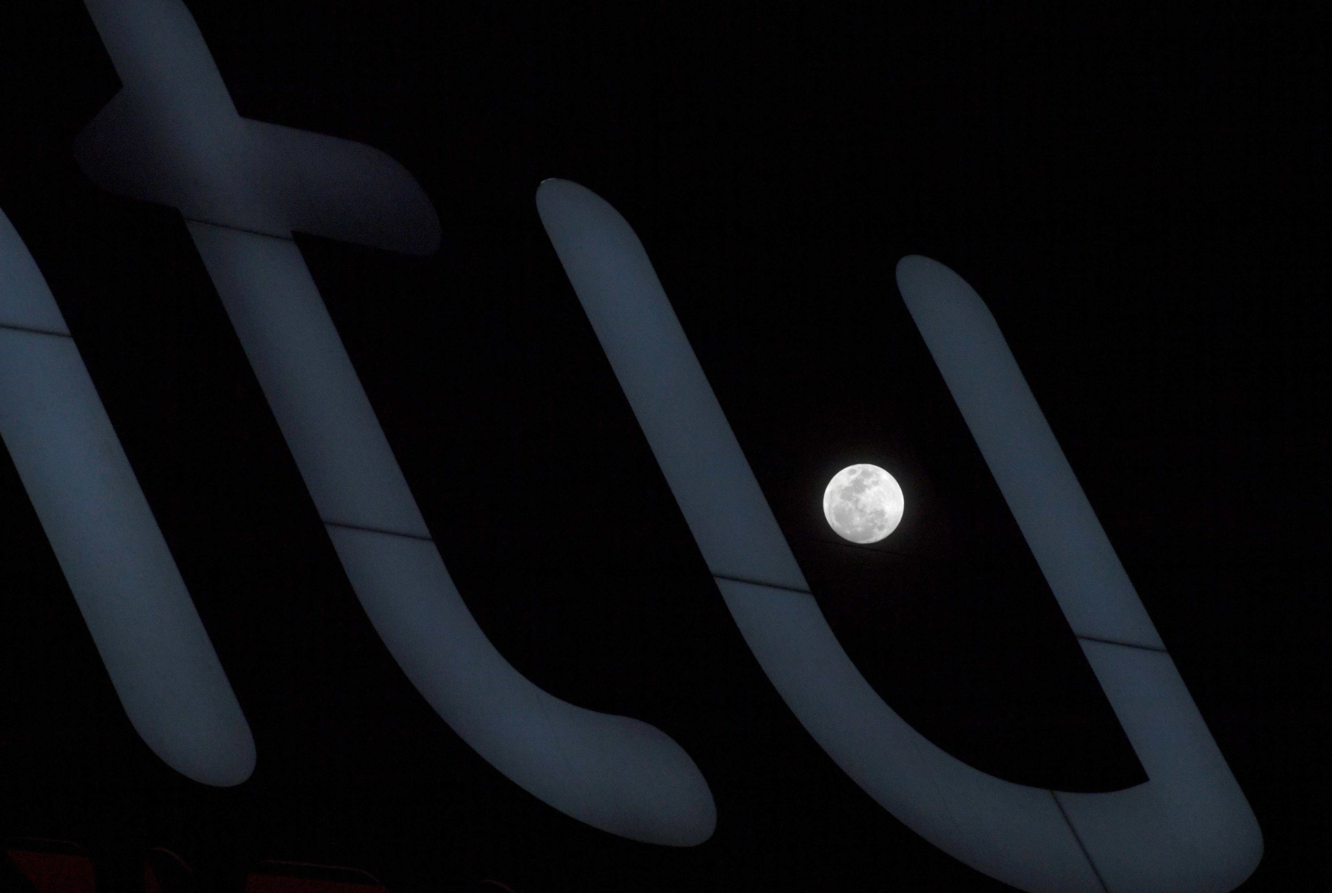 Super Lua cria fenômeno incrível nos céus; veja as melhores fotos