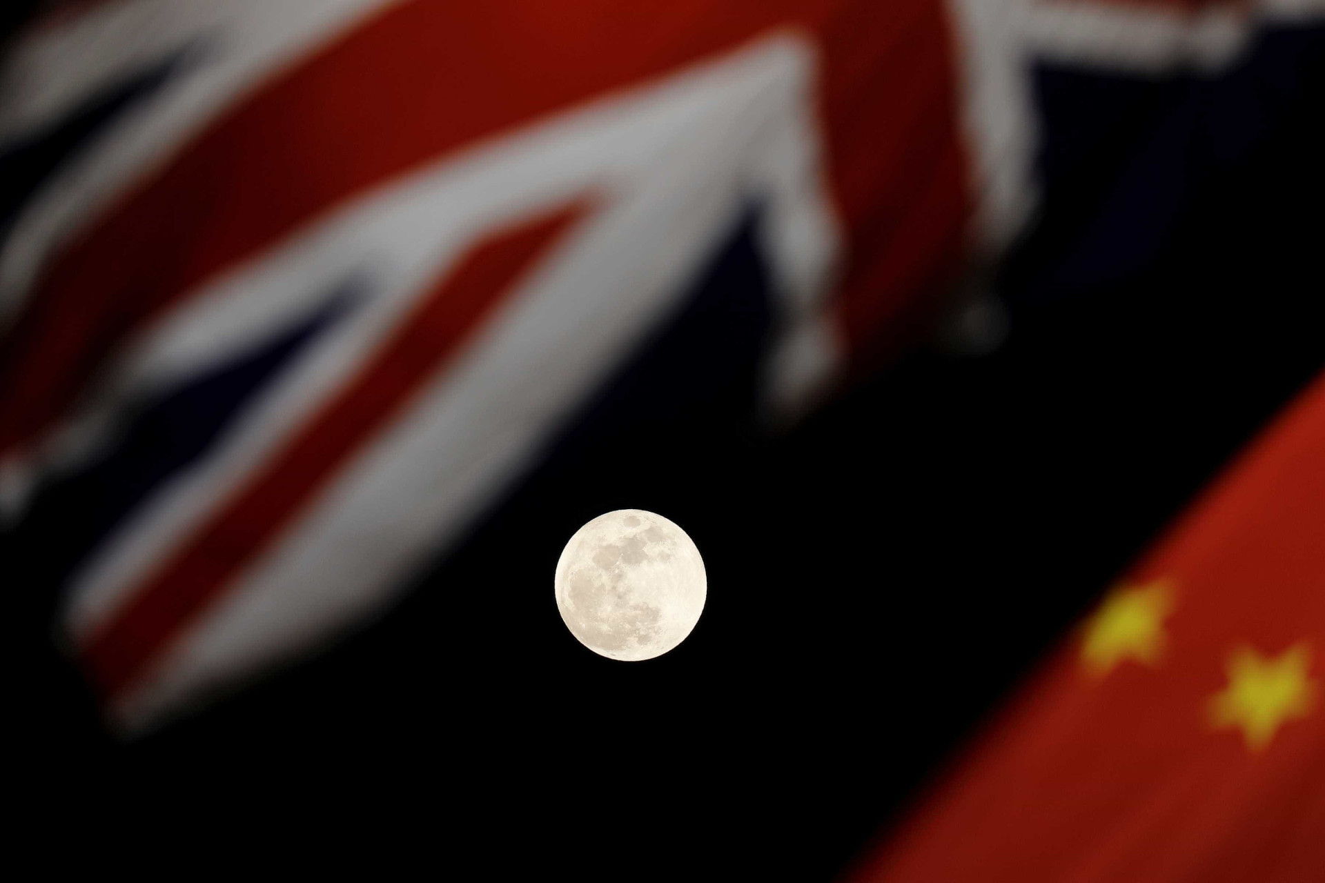 Super Lua cria fenômeno incrível nos céus; veja as melhores fotos