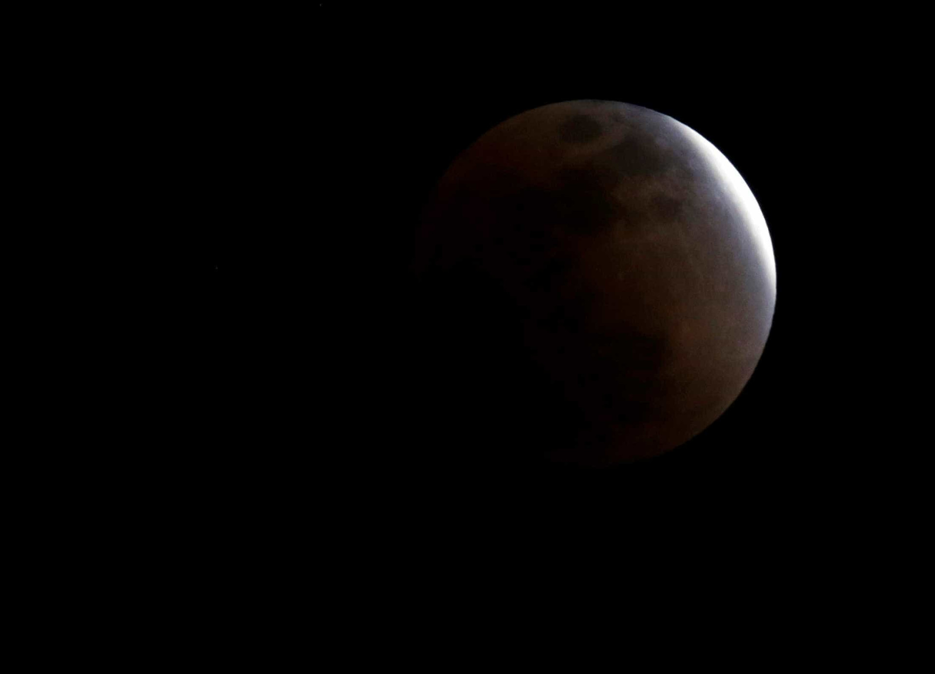 Super Lua cria fenômeno incrível nos céus; veja as melhores fotos