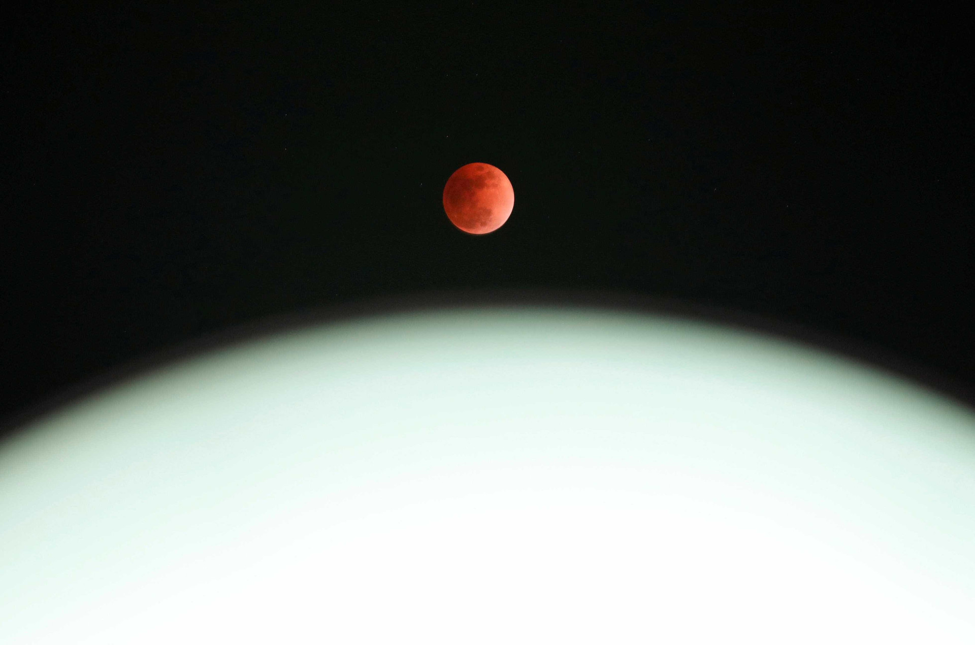 Super Lua cria fenômeno incrível nos céus; veja as melhores fotos