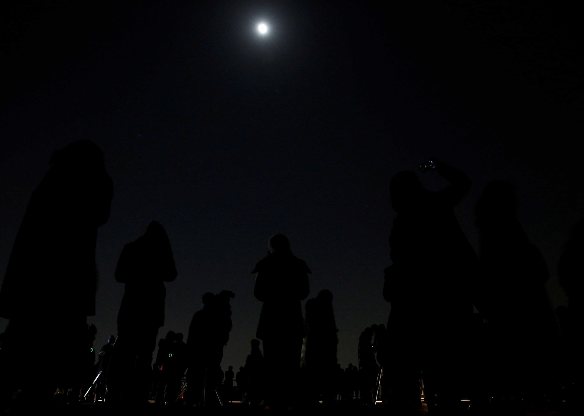 Super Lua cria fenômeno incrível nos céus; veja as melhores fotos
