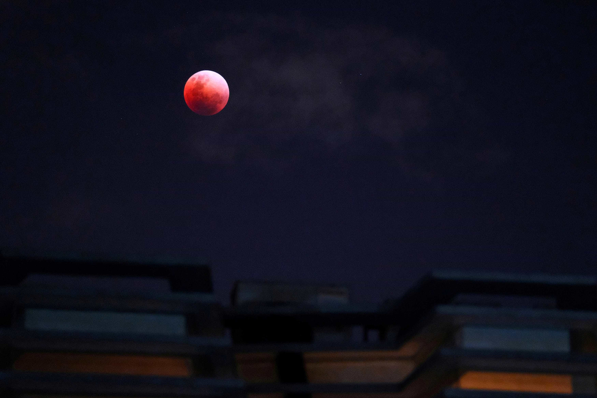 Super Lua cria fenômeno incrível nos céus; veja as melhores fotos
