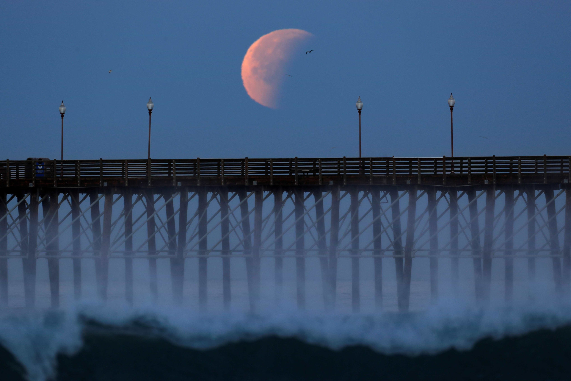 Super Lua cria fenômeno incrível nos céus; veja as melhores fotos