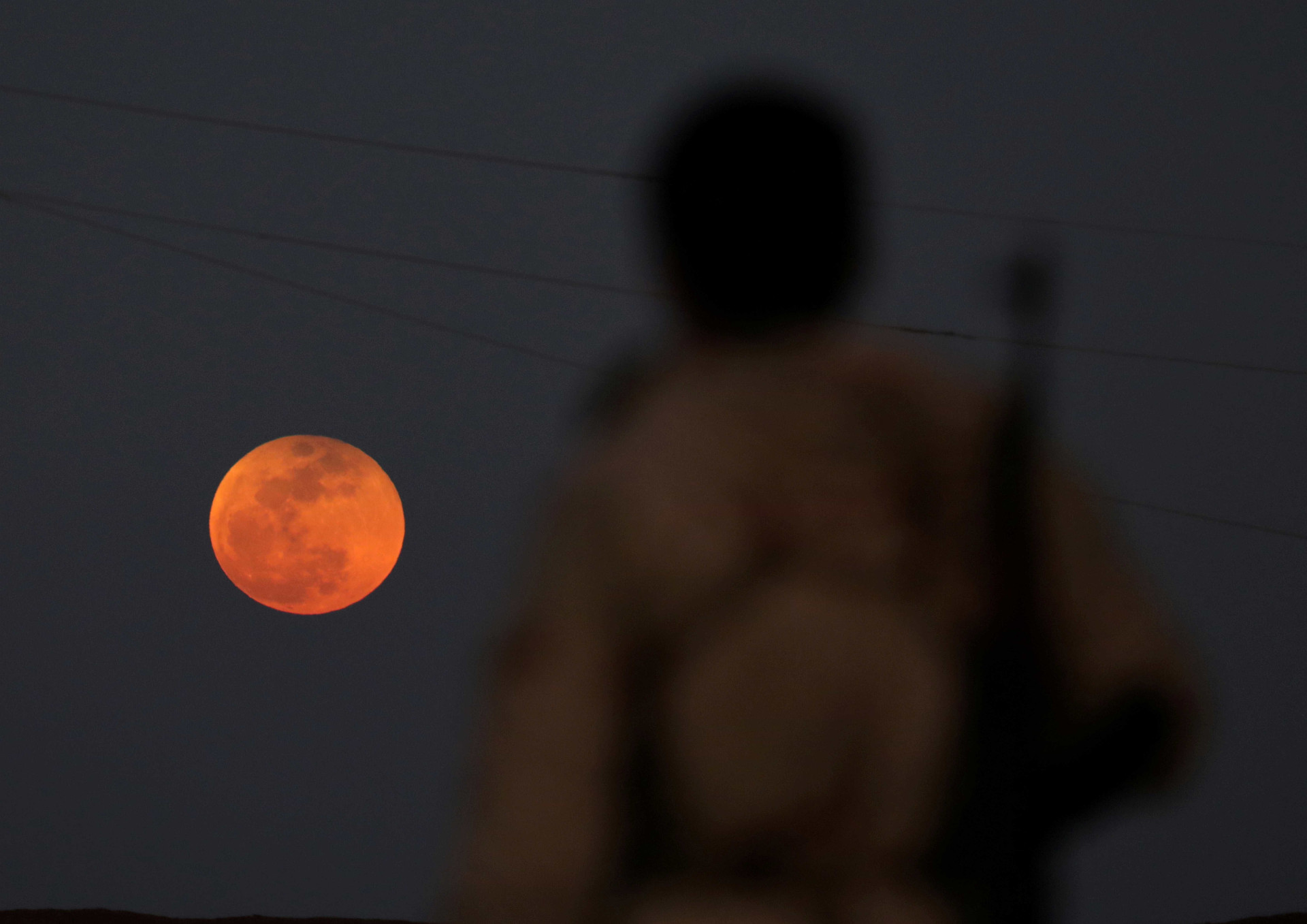 Super Lua cria fenômeno incrível nos céus; veja as melhores fotos