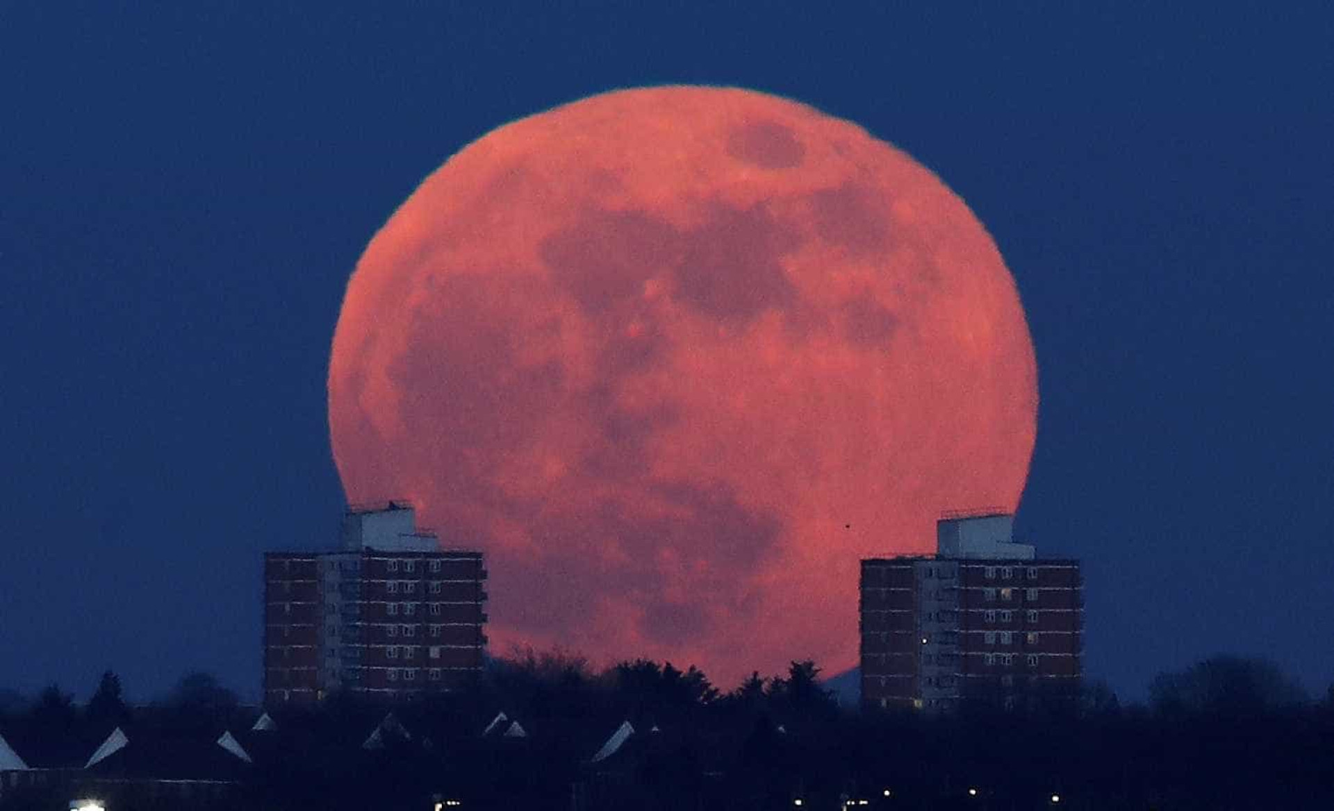 Super Lua cria fenômeno incrível nos céus; veja as melhores fotos