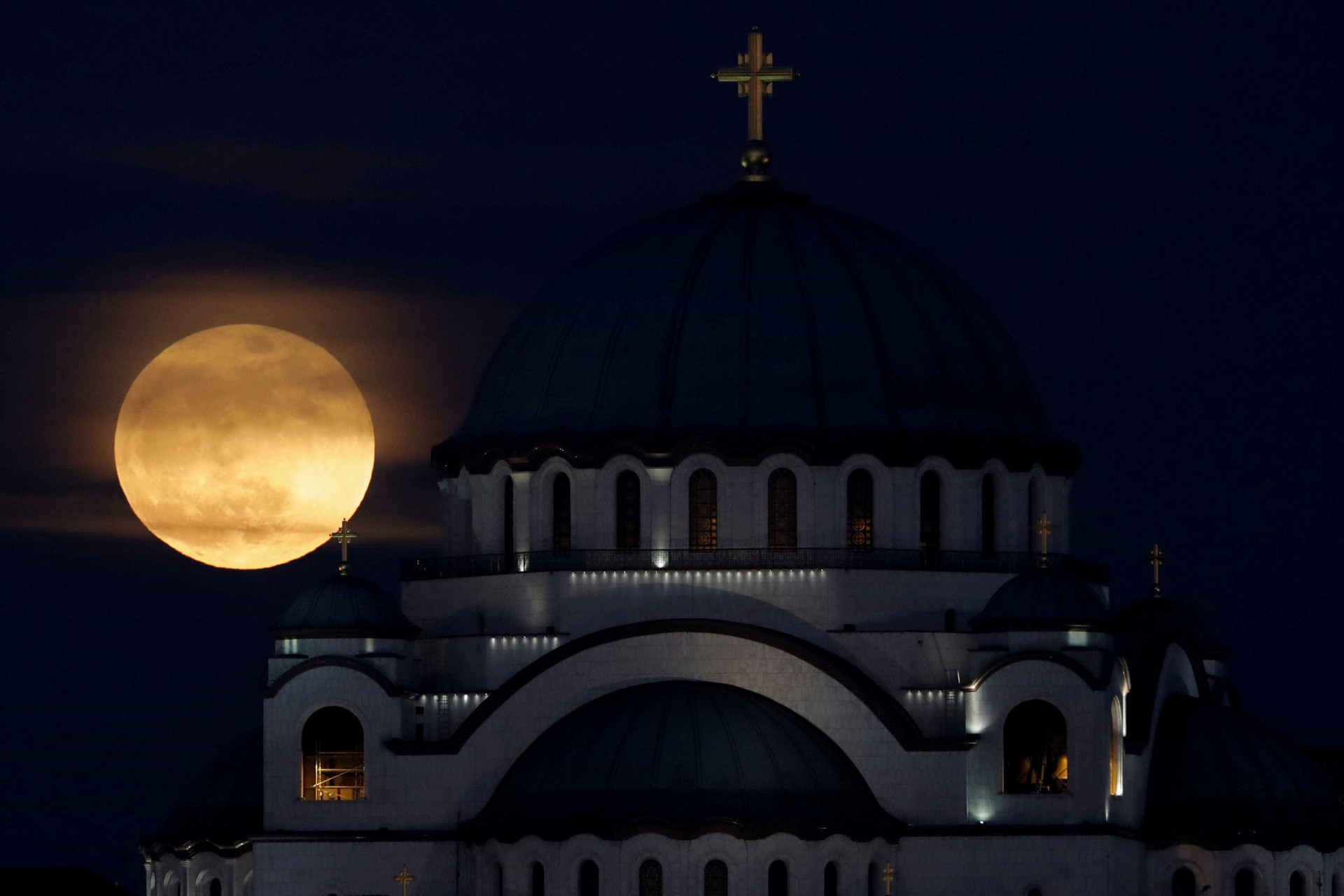 Super Lua cria fenômeno incrível nos céus; veja as melhores fotos