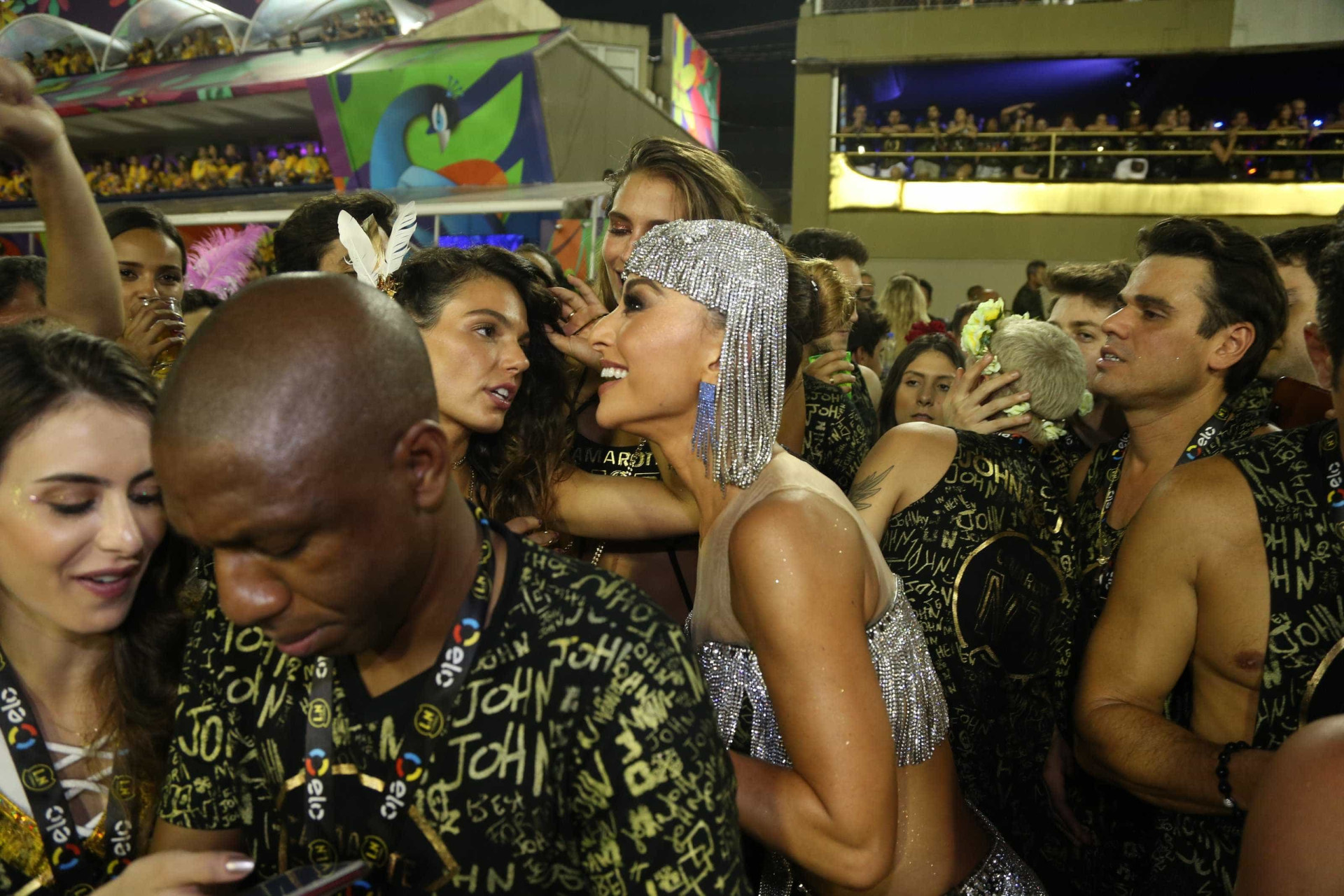 Musas, beijos e camarotes: a folia dos famosos no Carnaval