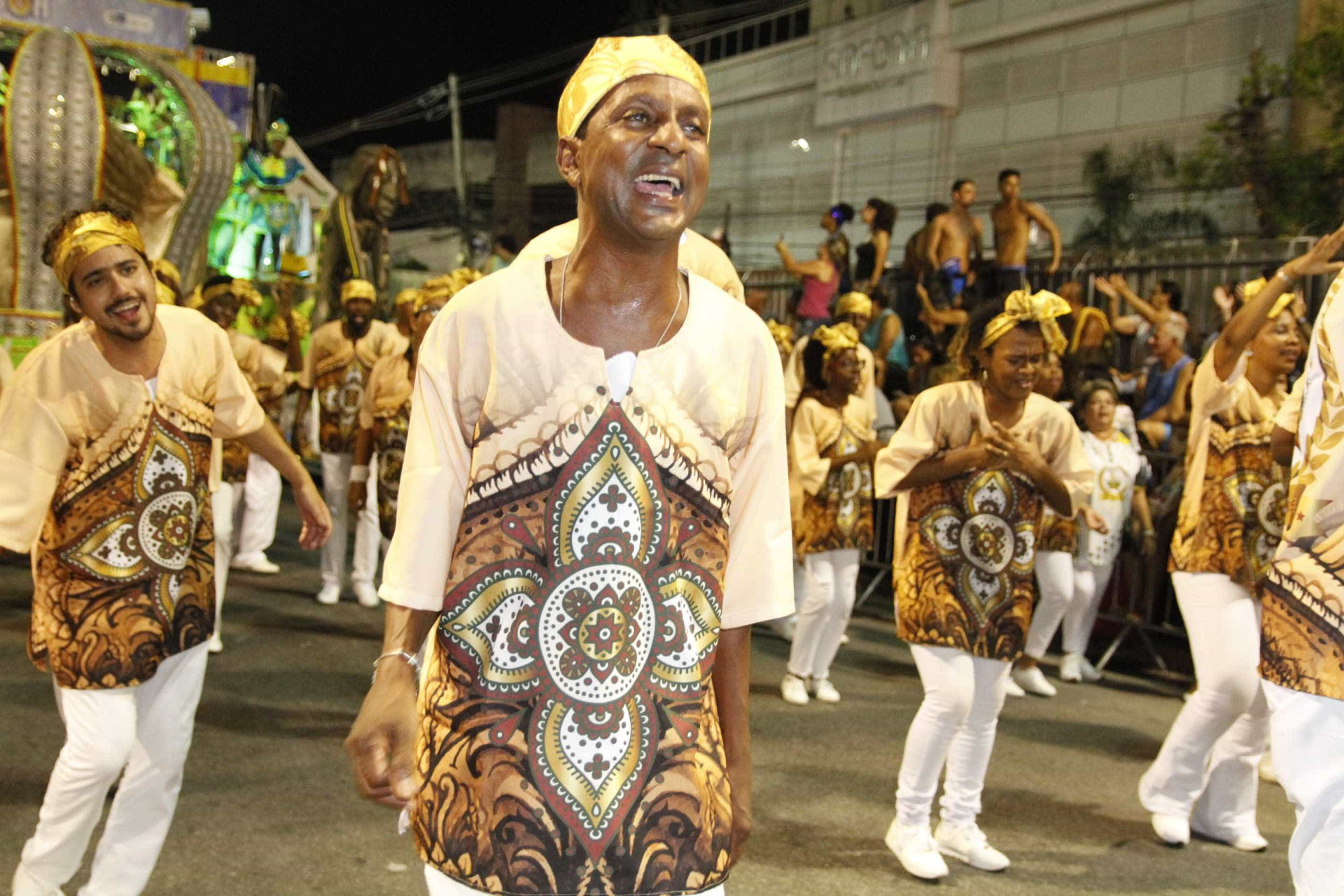 Musas, beijos e camarotes: a folia dos famosos no Carnaval