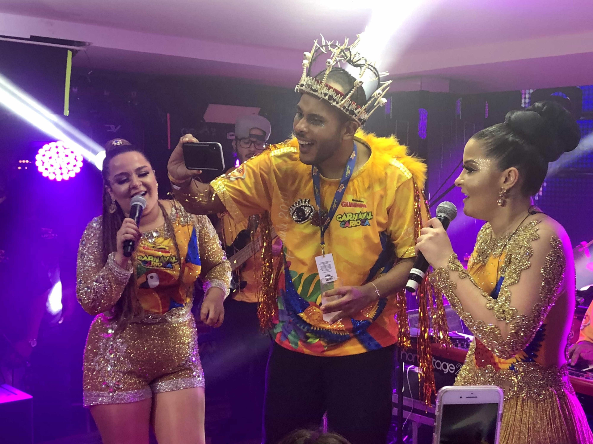 Musas, beijos e camarotes: a folia dos famosos no Carnaval