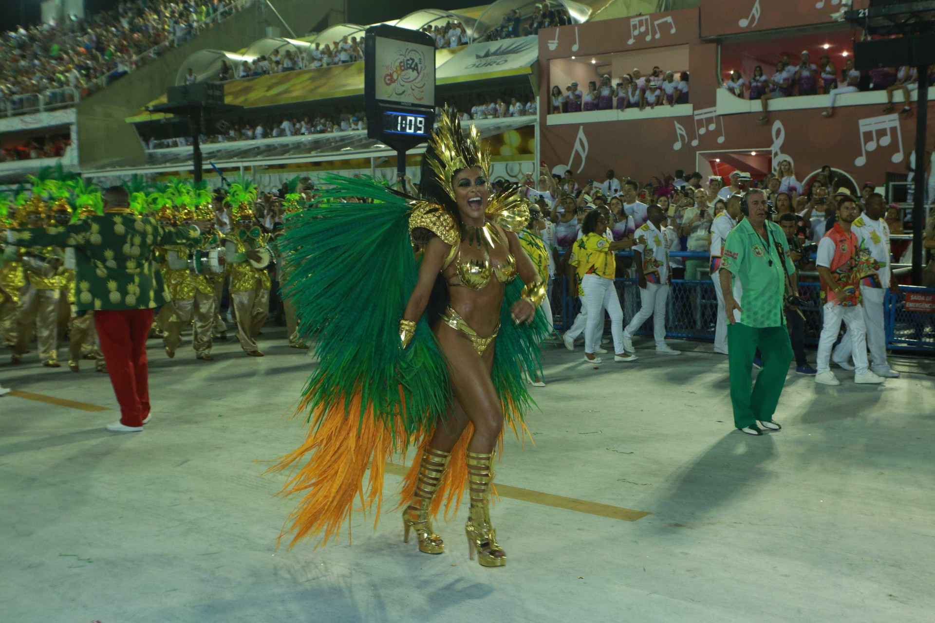 Musas, beijos e camarotes: a folia dos famosos no Carnaval