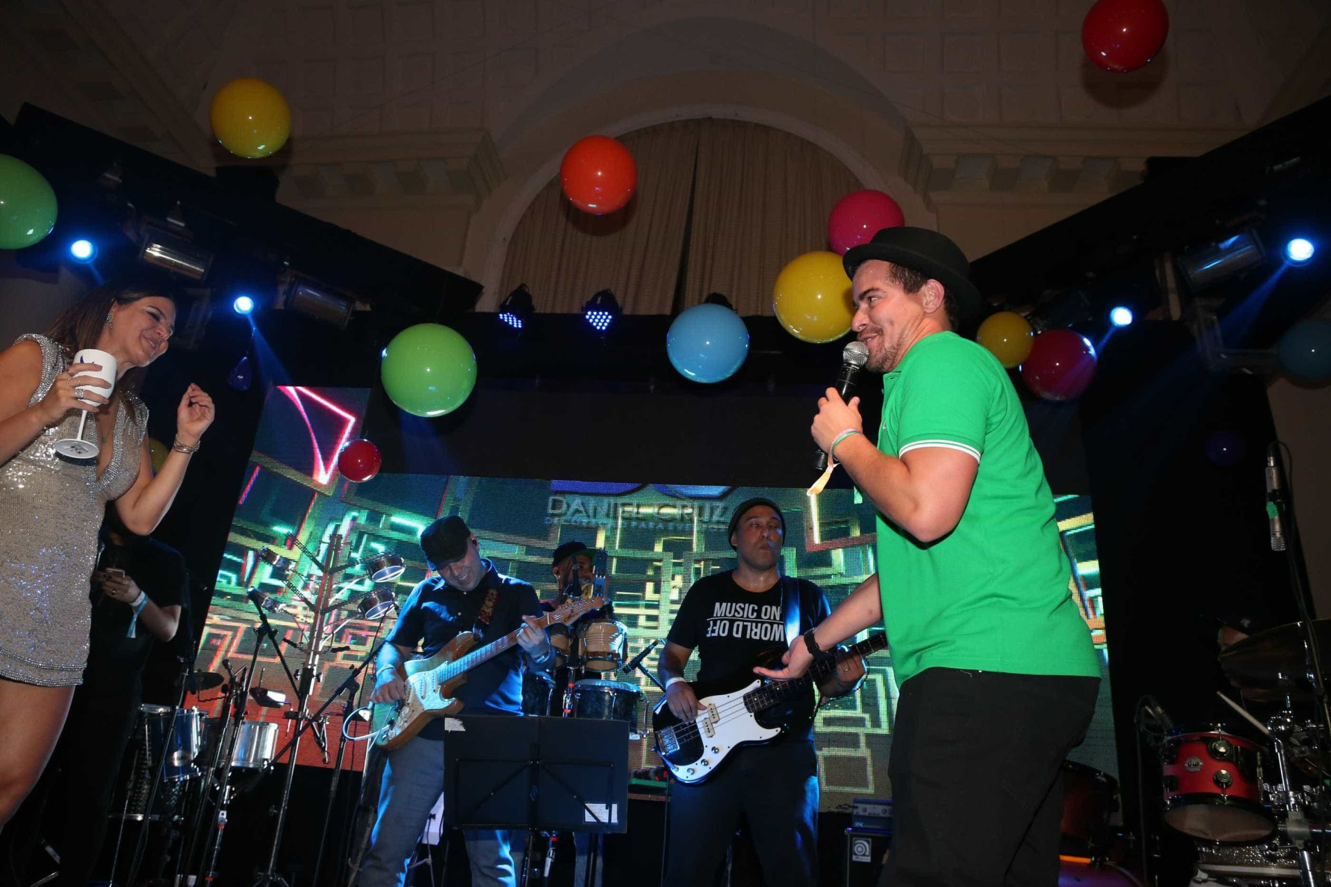 Carol Sampaio comemora aniversário com festão e vários famosos
