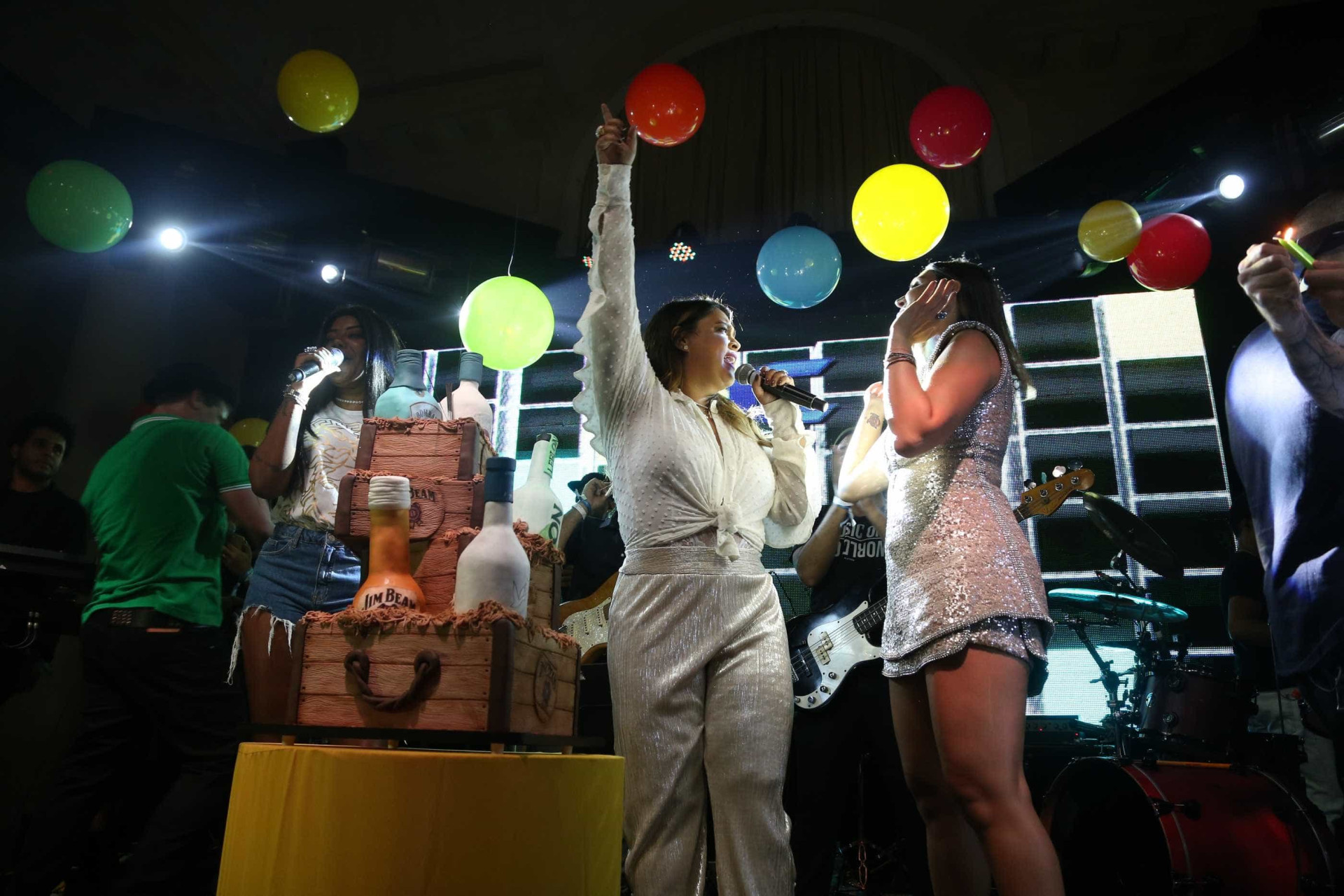Carol Sampaio comemora aniversário com festão e vários famosos