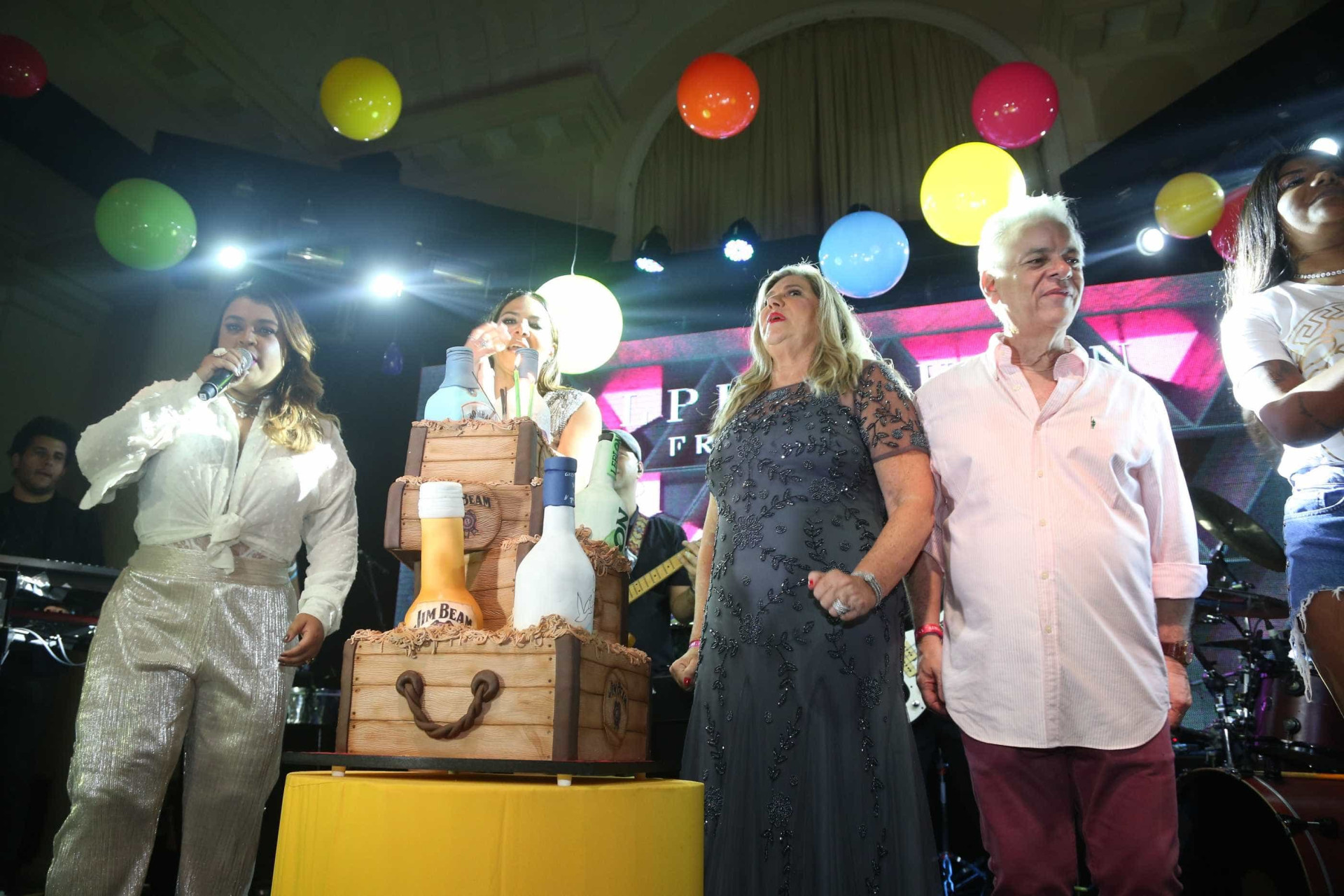 Carol Sampaio comemora aniversário com festão e vários famosos