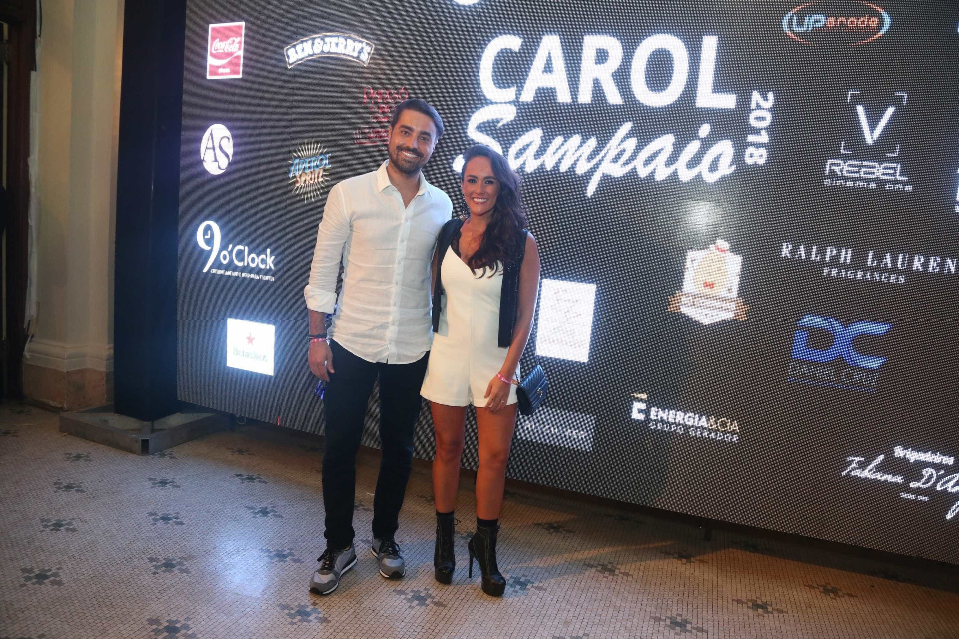 Carol Sampaio comemora aniversário com festão e vários famosos