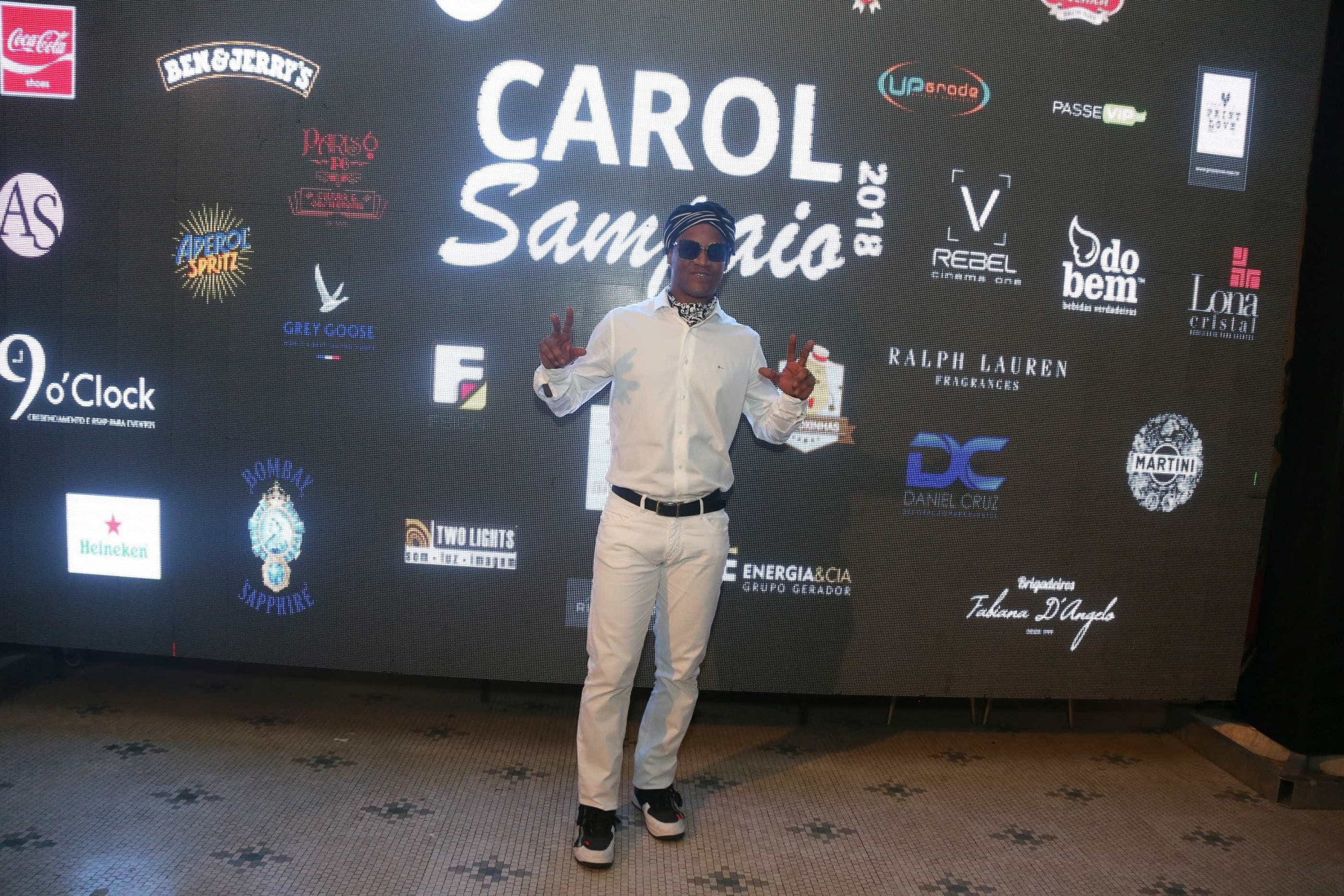 Carol Sampaio comemora aniversário com festão e vários famosos