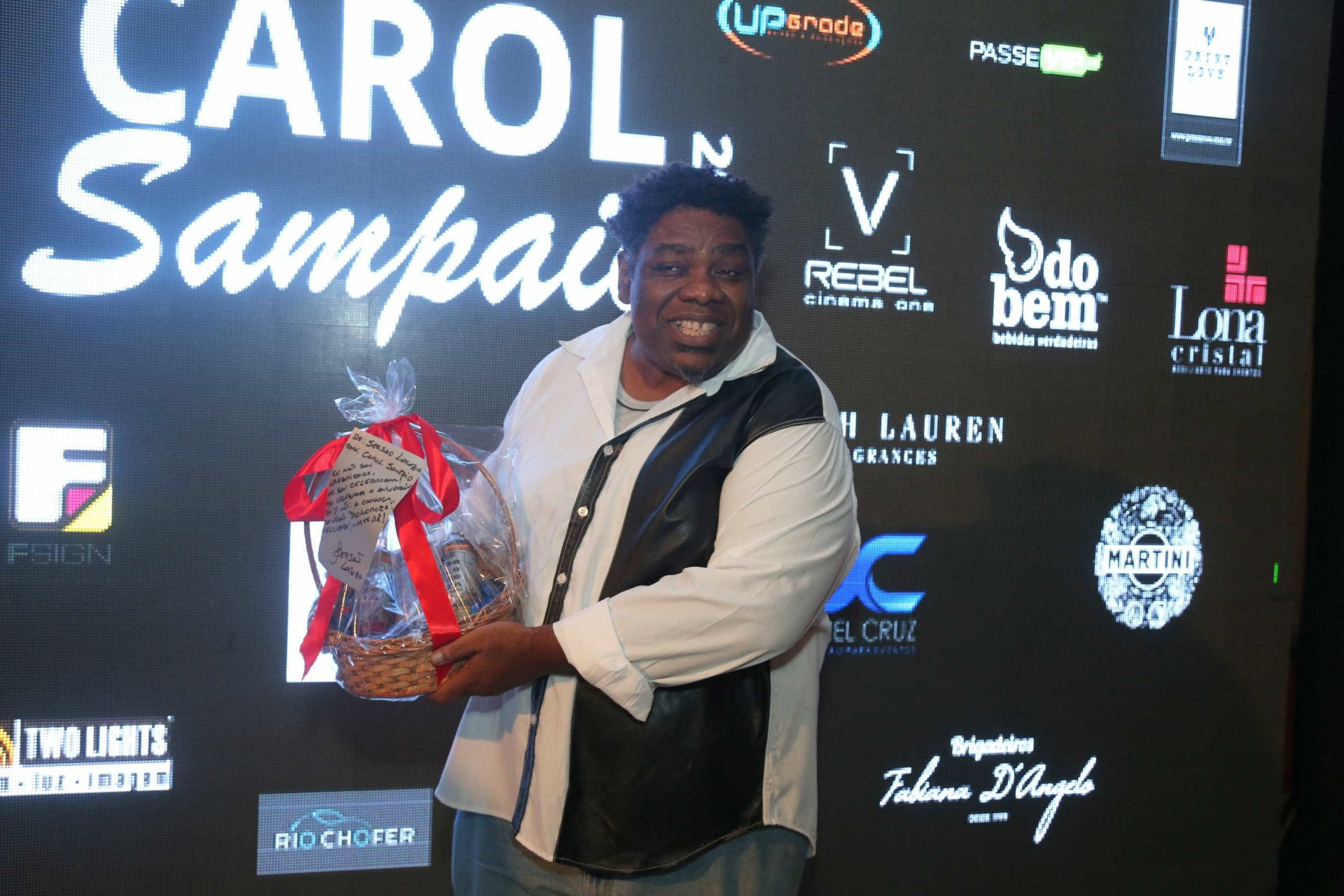 Carol Sampaio comemora aniversário com festão e vários famosos