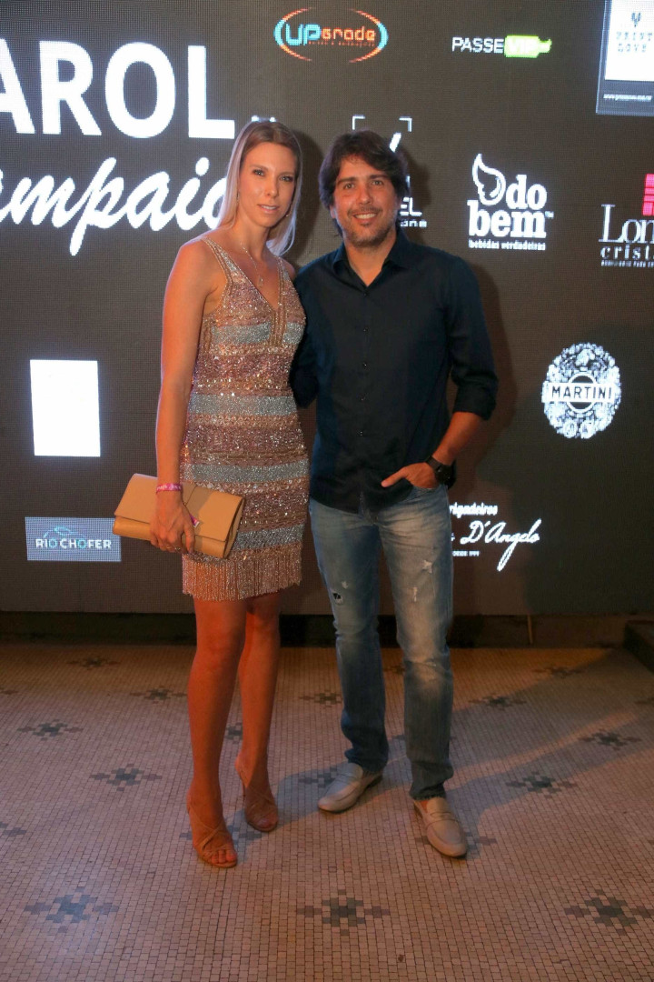 Carol Sampaio comemora aniversário com festão e vários famosos