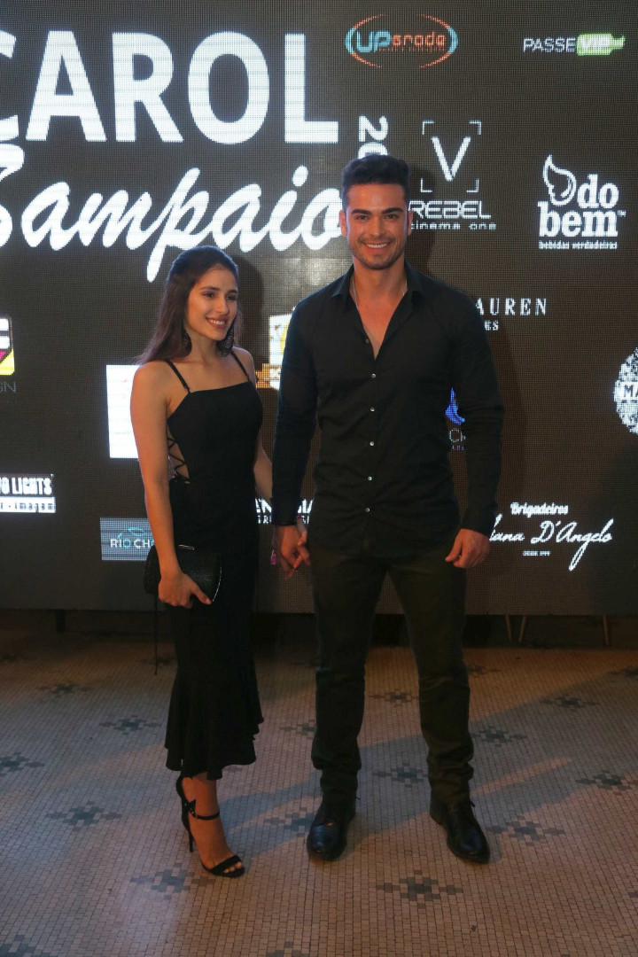 Carol Sampaio comemora aniversário com festão e vários famosos