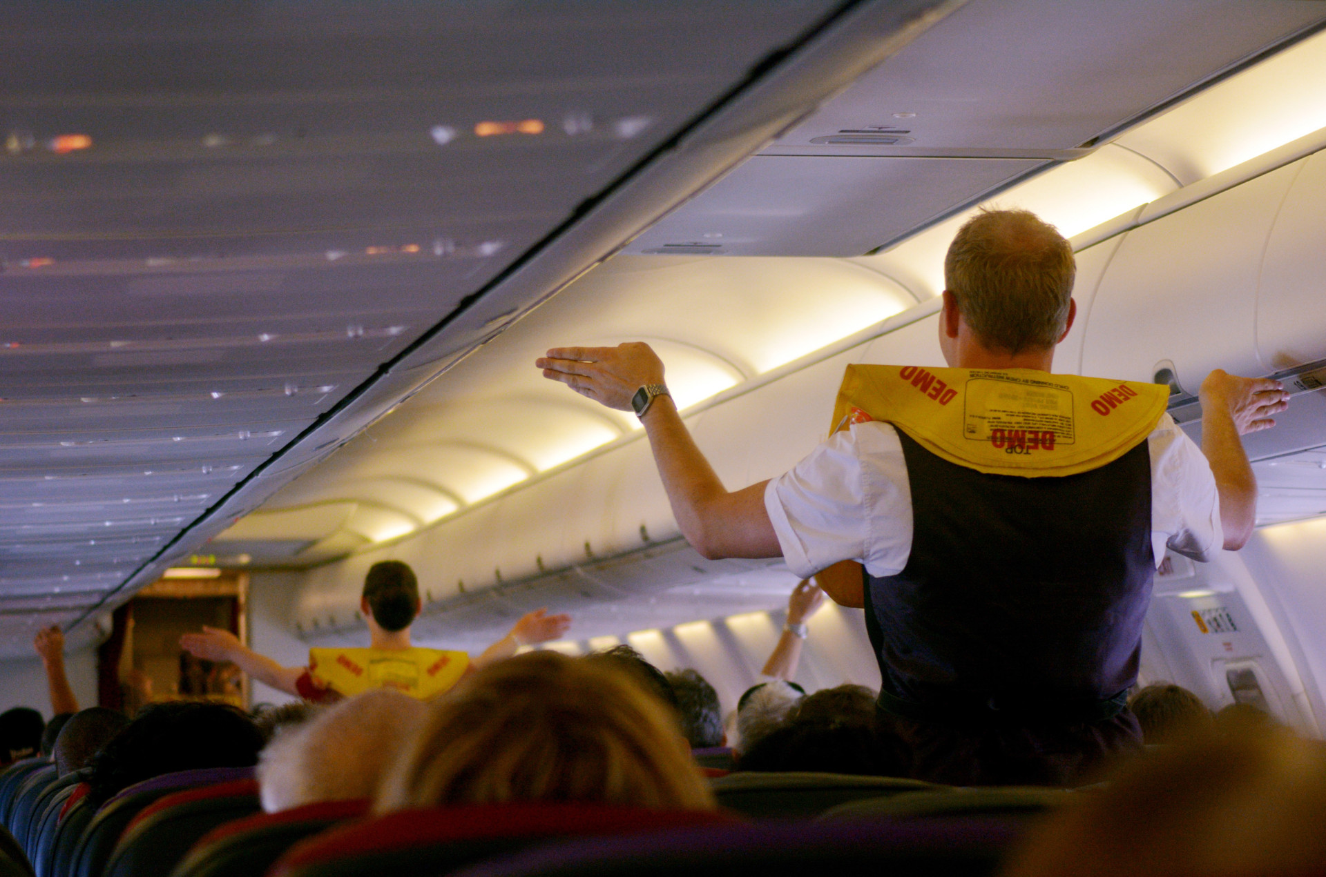 Emergência: orientações de como sobreviver a um acidente de avião