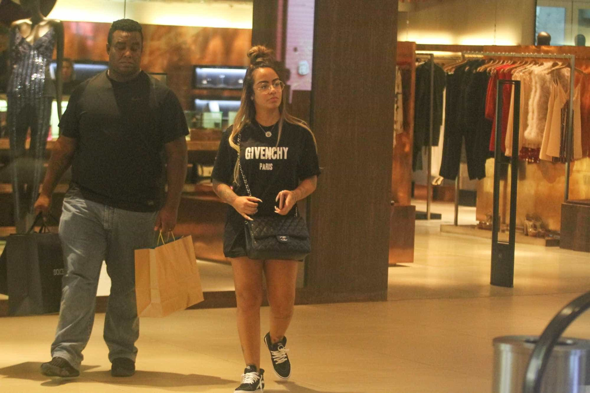 Irmã de Neymar é vista no shopping acompanhada de segurança