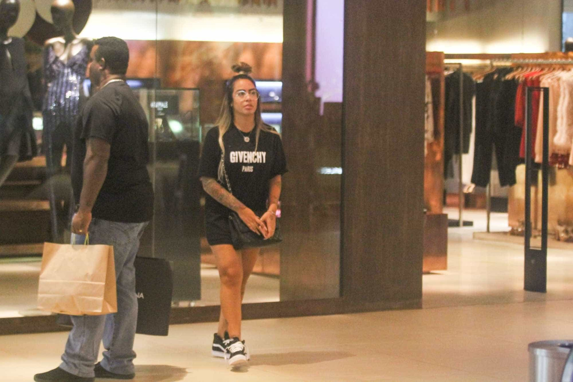 Irmã de Neymar é vista no shopping acompanhada de segurança