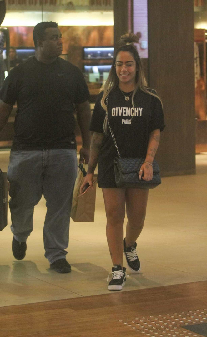 Irmã de Neymar é vista no shopping acompanhada de segurança