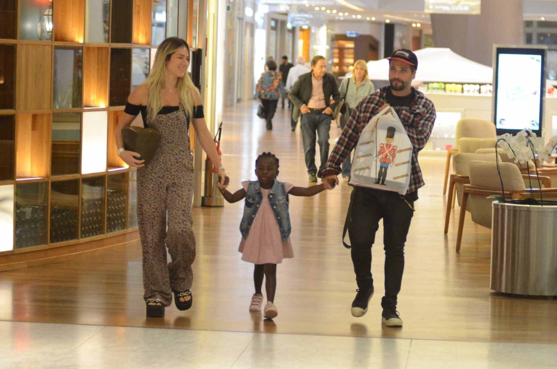 Titi se diverte com os pais, Ewbank e Gagliasso, em noite de compras