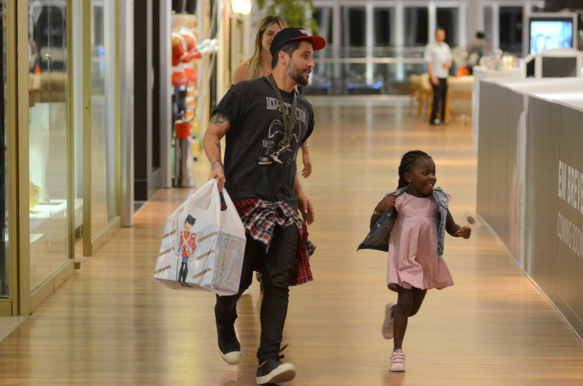 Titi se diverte com os pais, Ewbank e Gagliasso, em noite de compras