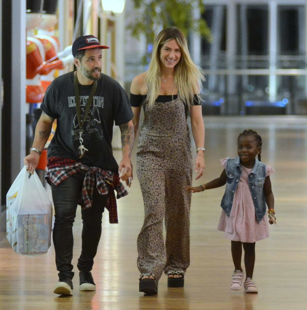 Titi se diverte com os pais, Ewbank e Gagliasso, em noite de compras