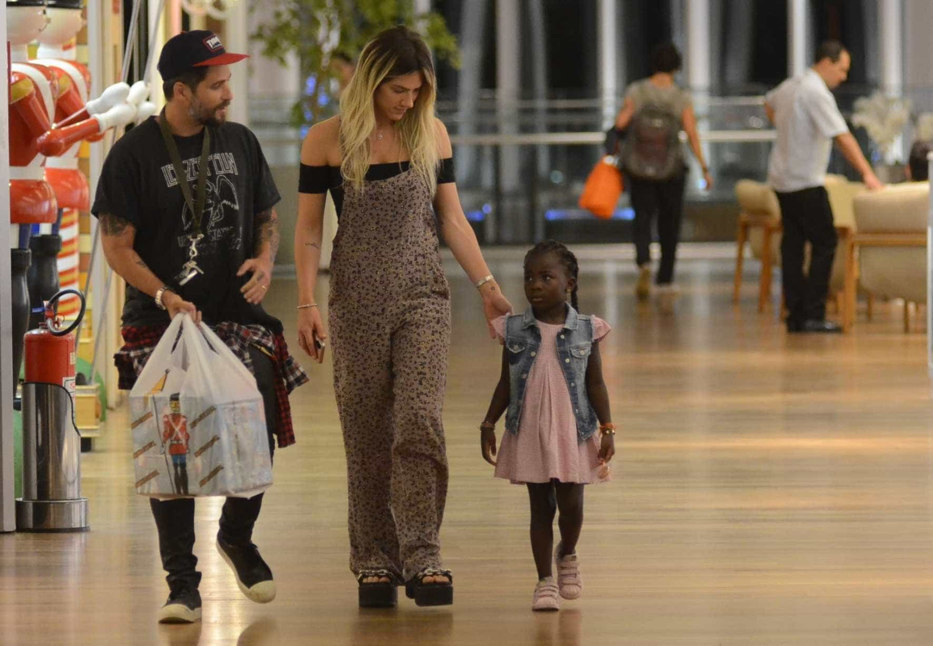 Titi se diverte com os pais, Ewbank e Gagliasso, em noite de compras