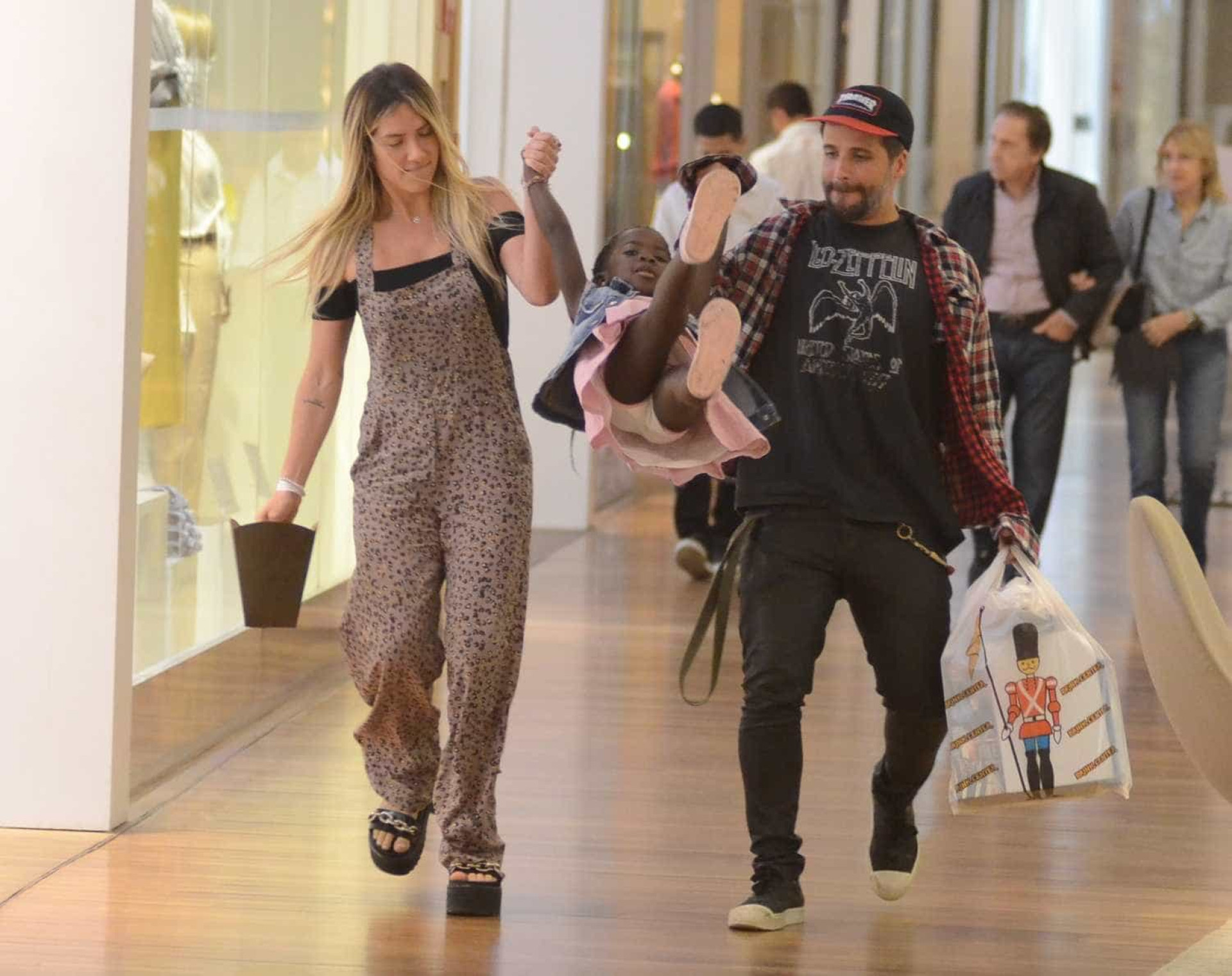 Titi se diverte com os pais, Ewbank e Gagliasso, em noite de compras