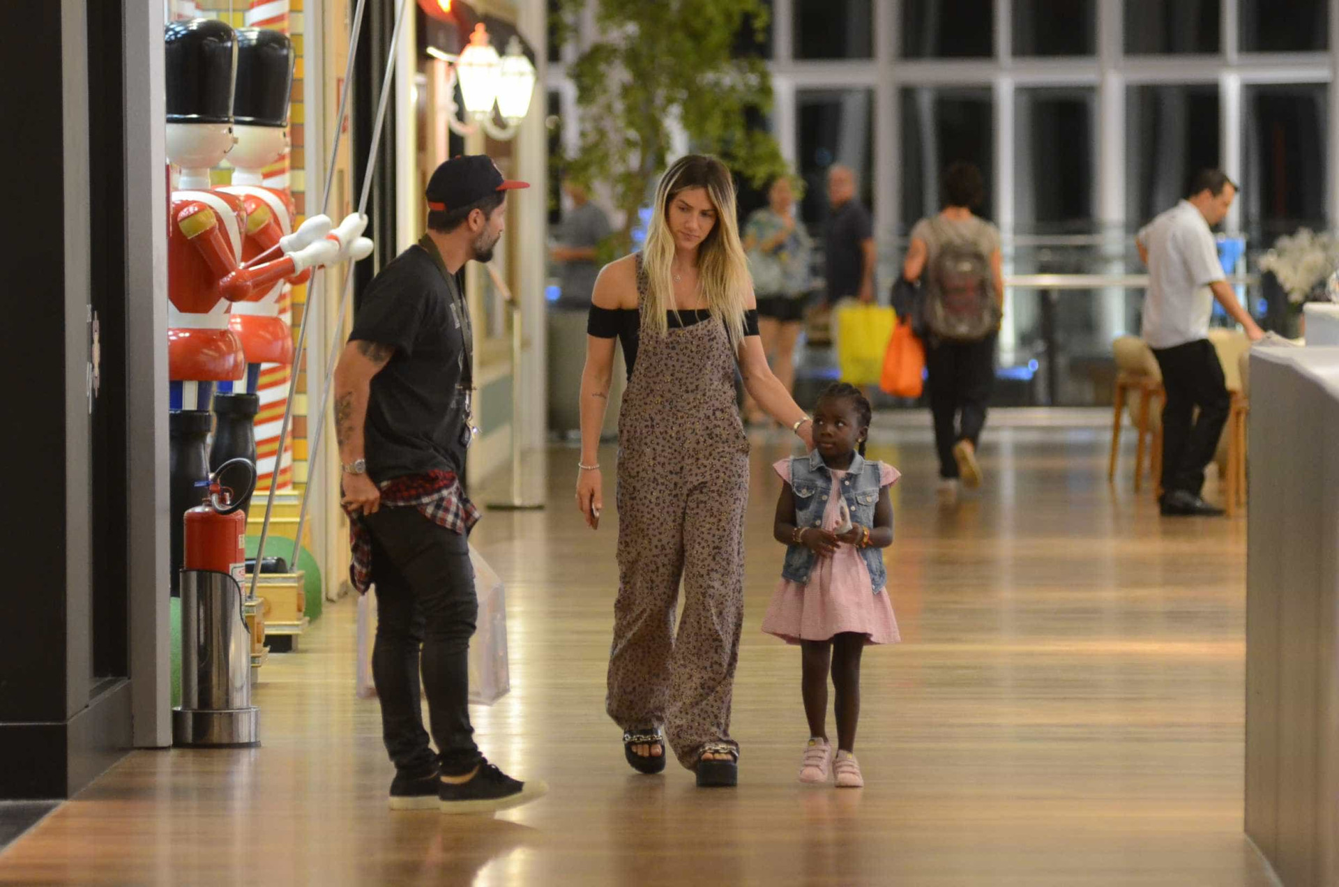 Titi se diverte com os pais, Ewbank e Gagliasso, em noite de compras