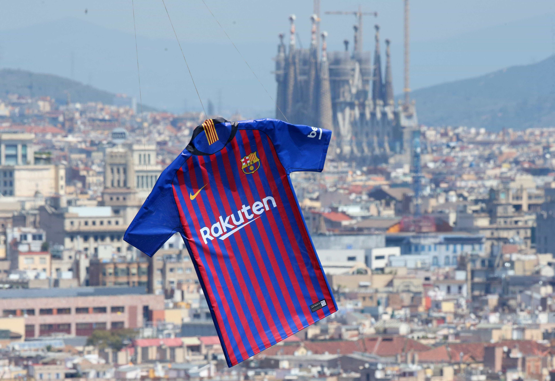 Barcelona apresenta seu novo uniforme para a temporada 2018/19; veja
