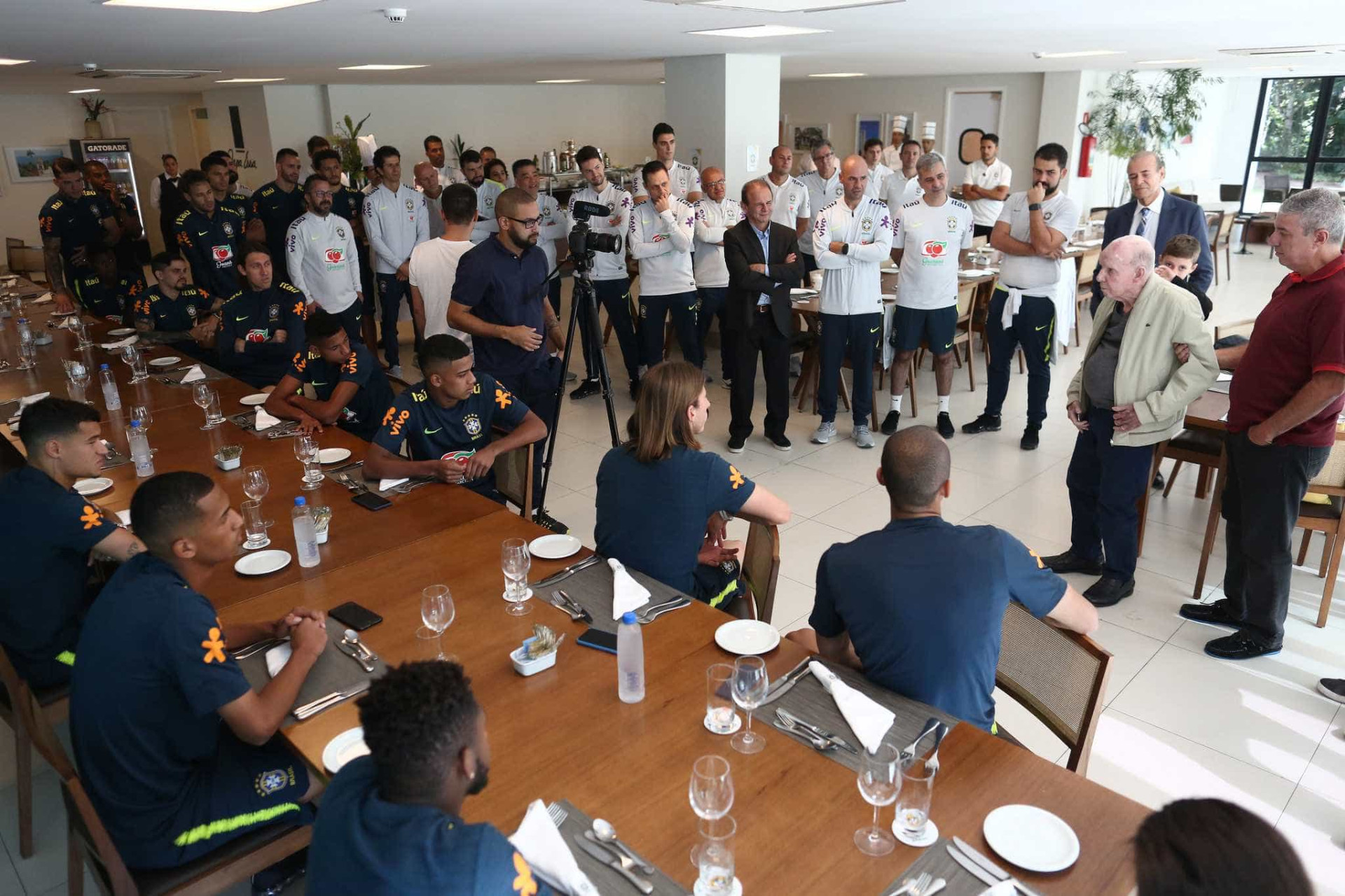 Confira as imagens da visita de Zagallo à seleção brasileira