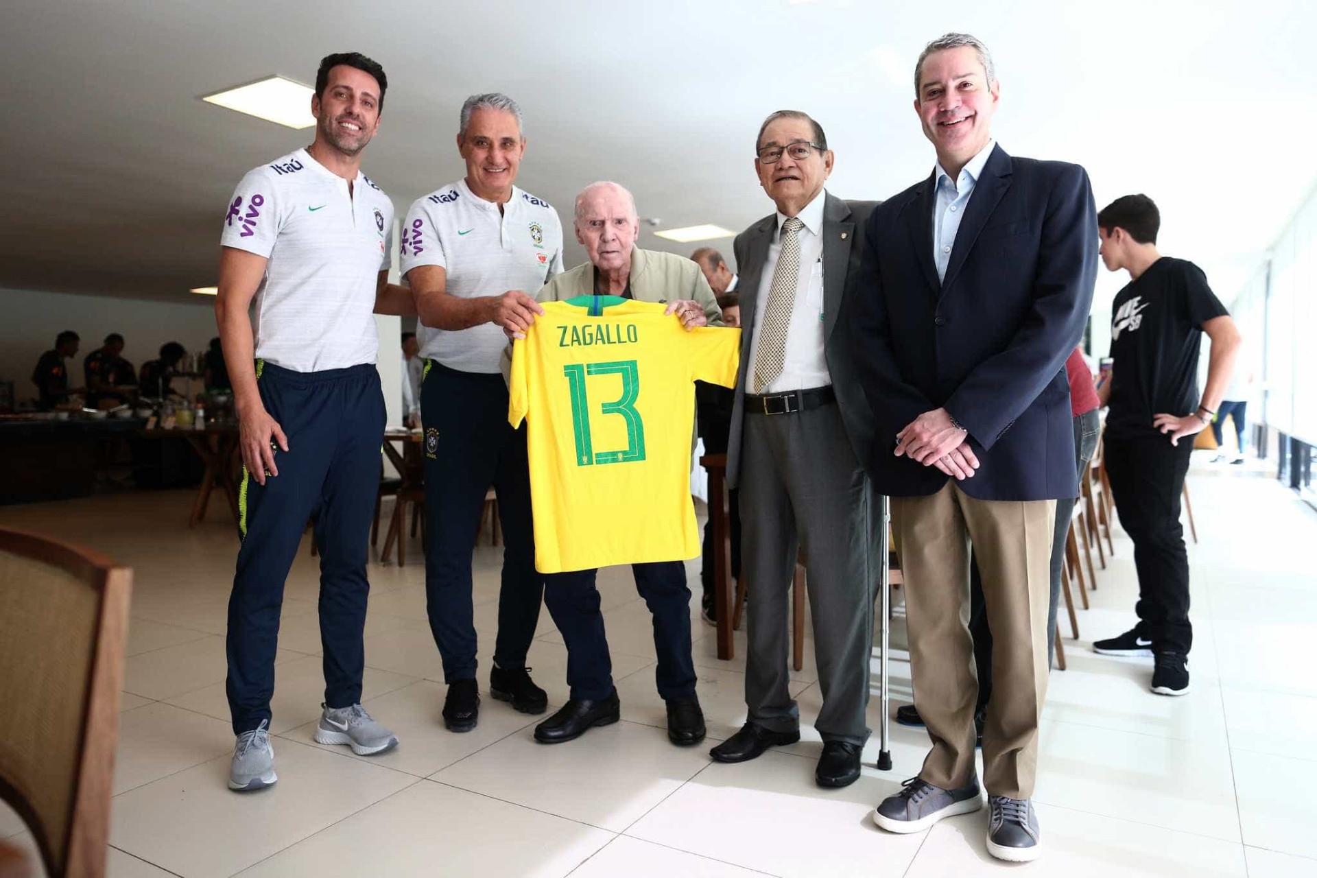 Confira as imagens da visita de Zagallo à seleção brasileira