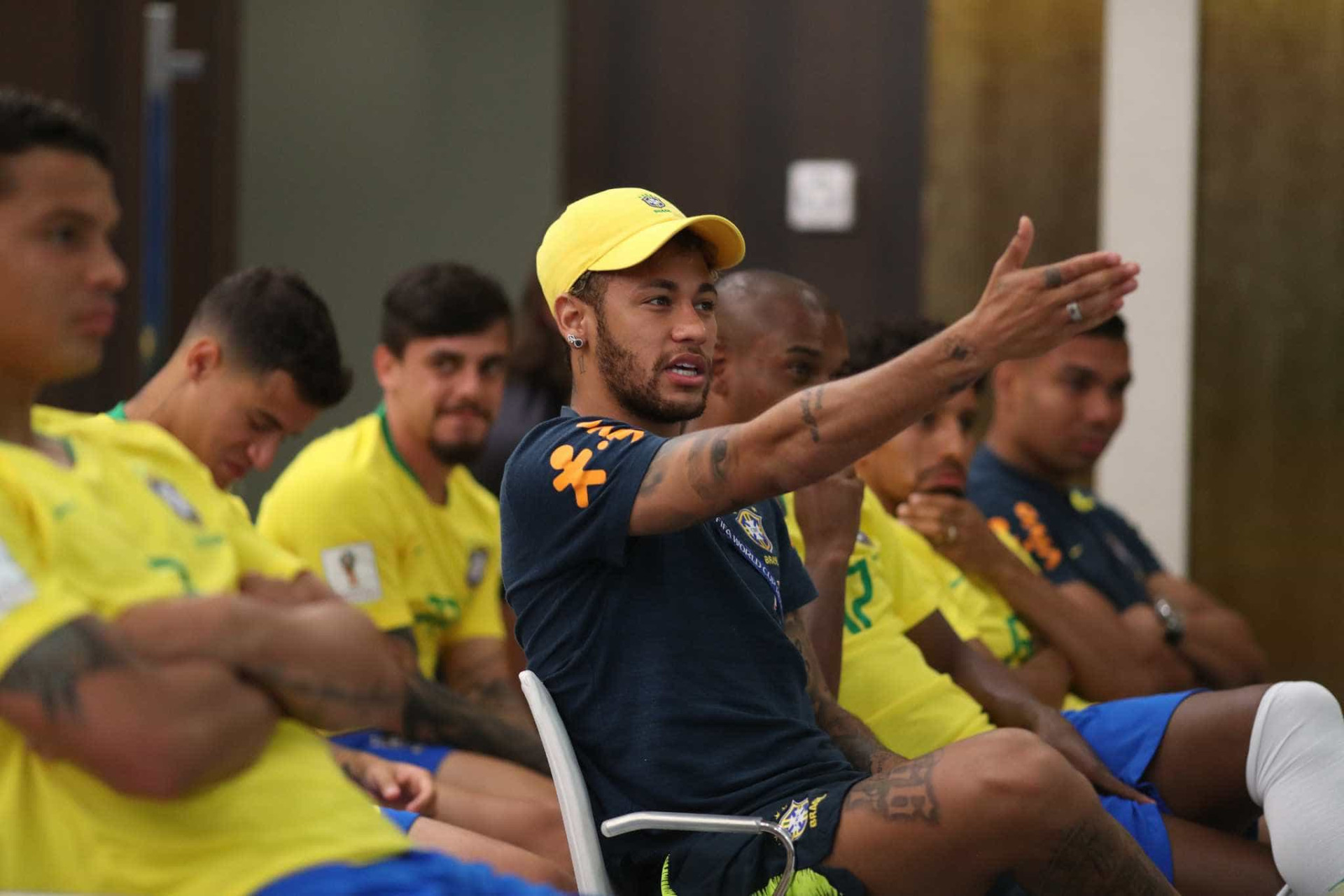 Seleção brasileira posa para fotos oficiais da Copa; veja os bastidores