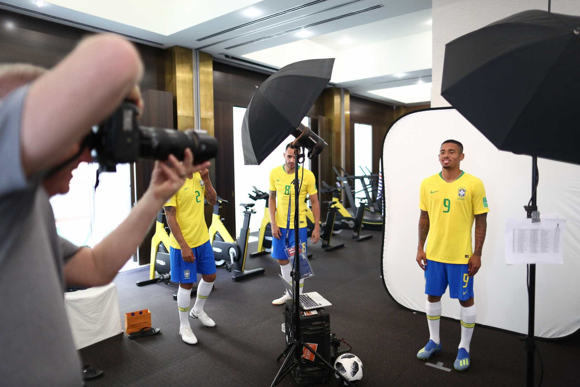 Seleção brasileira posa para fotos oficiais da Copa; veja os bastidores