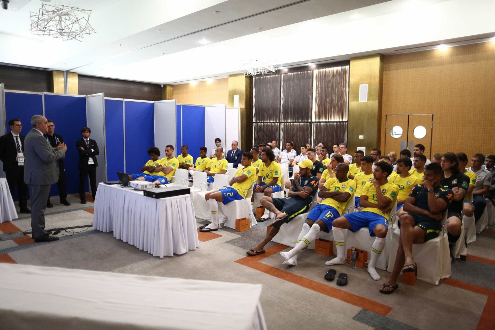 Seleção brasileira posa para fotos oficiais da Copa; veja os bastidores