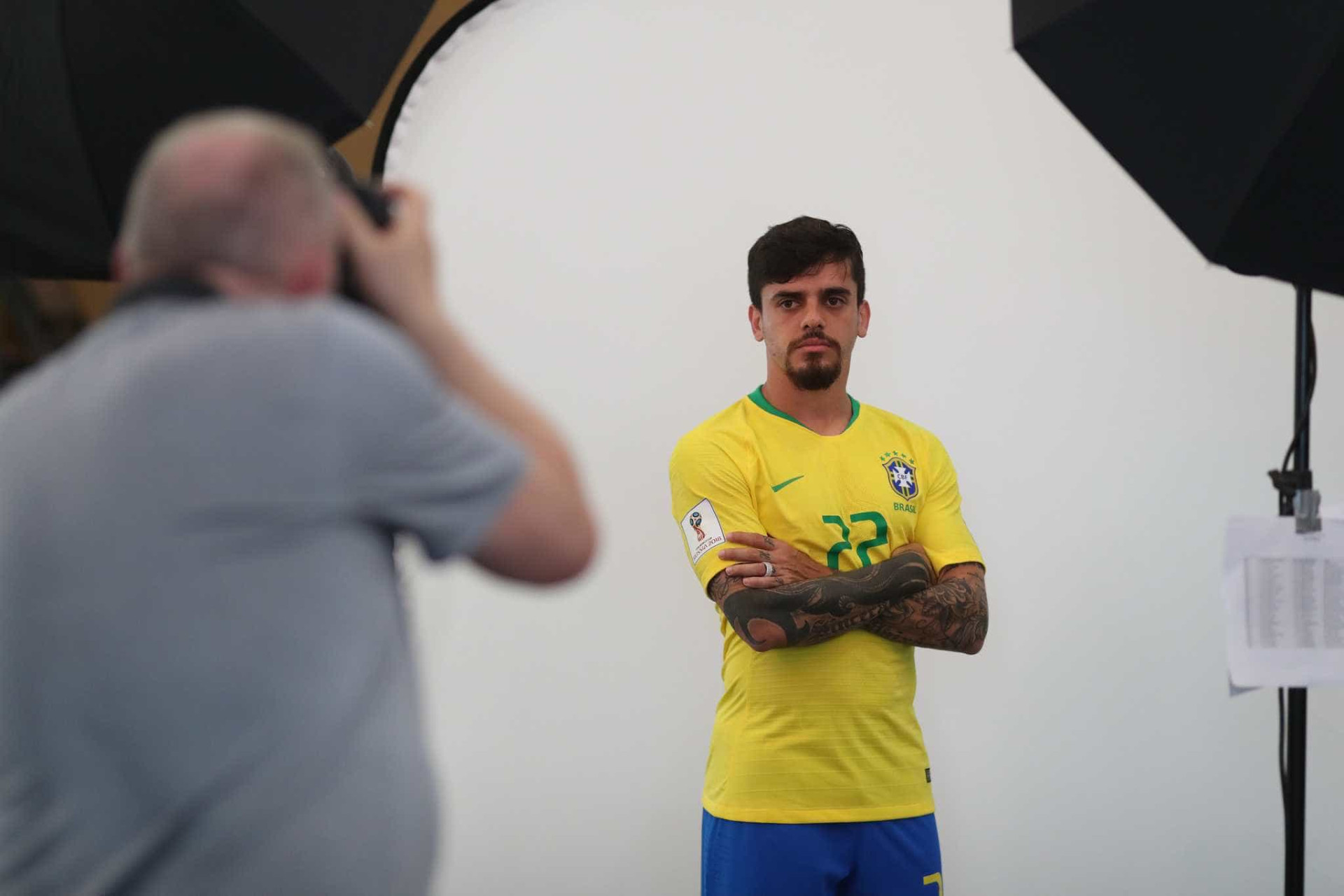Seleção brasileira posa para fotos oficiais da Copa; veja os bastidores