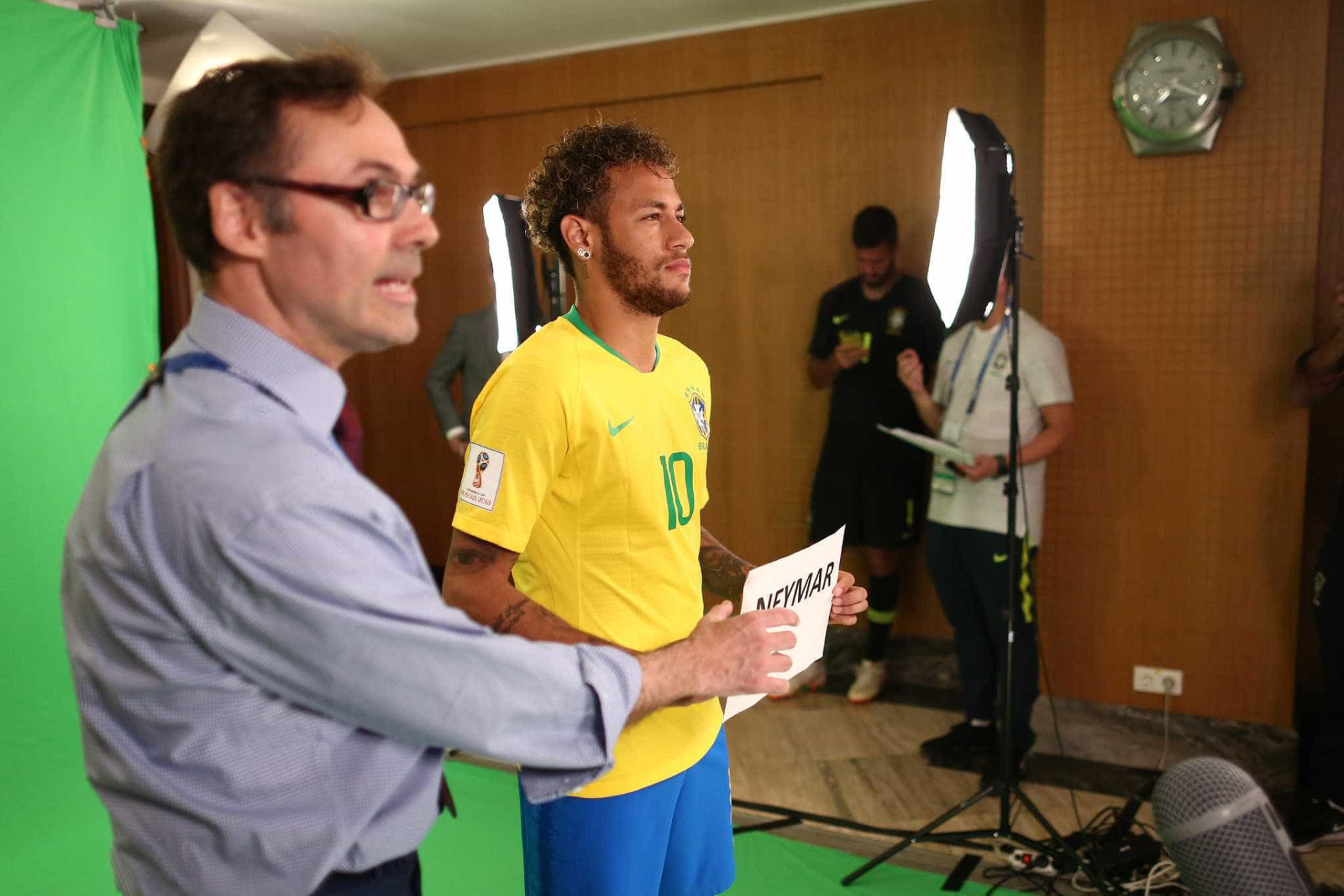 Seleção brasileira posa para fotos oficiais da Copa; veja os bastidores