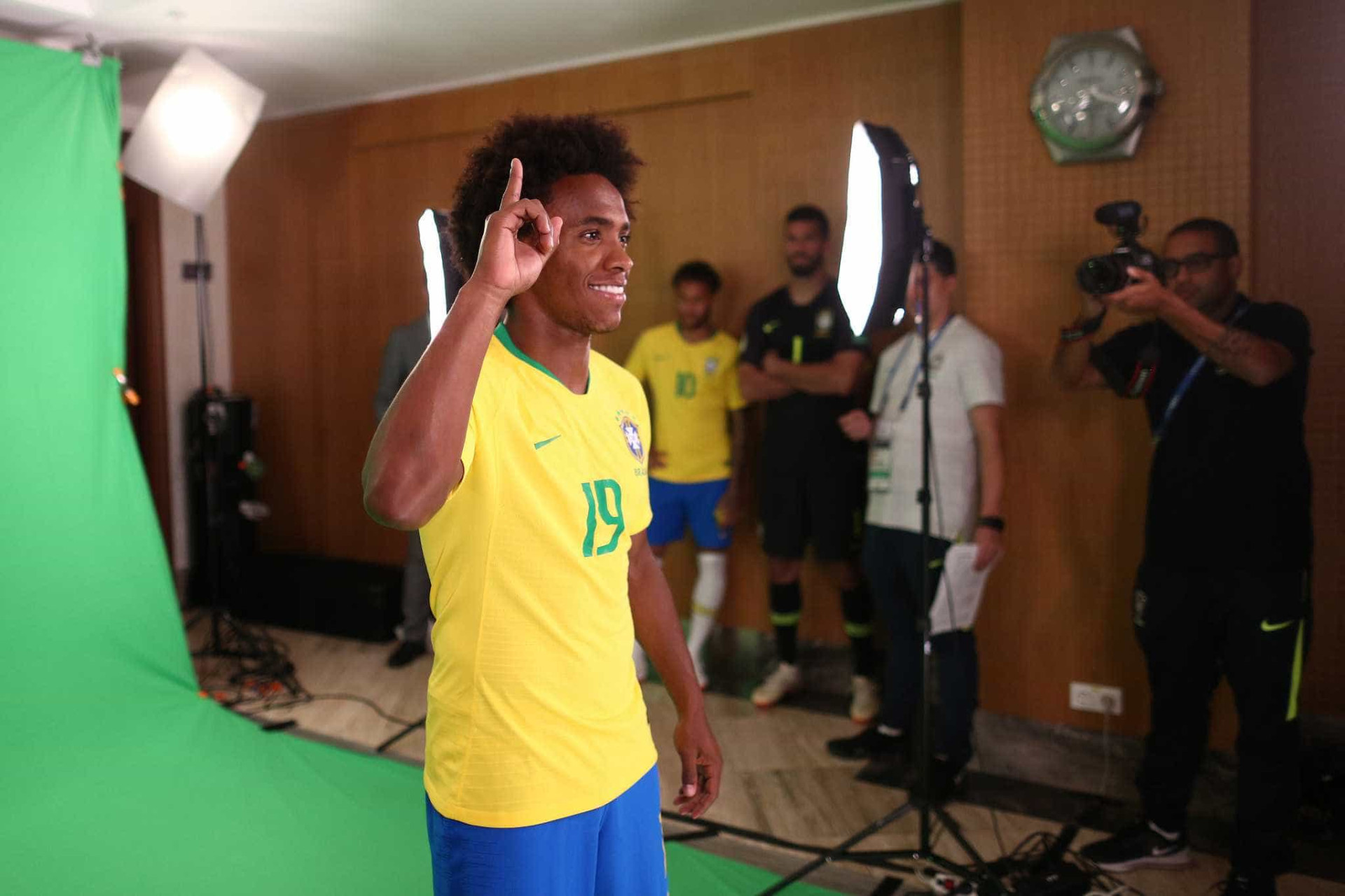 Seleção brasileira posa para fotos oficiais da Copa; veja os bastidores