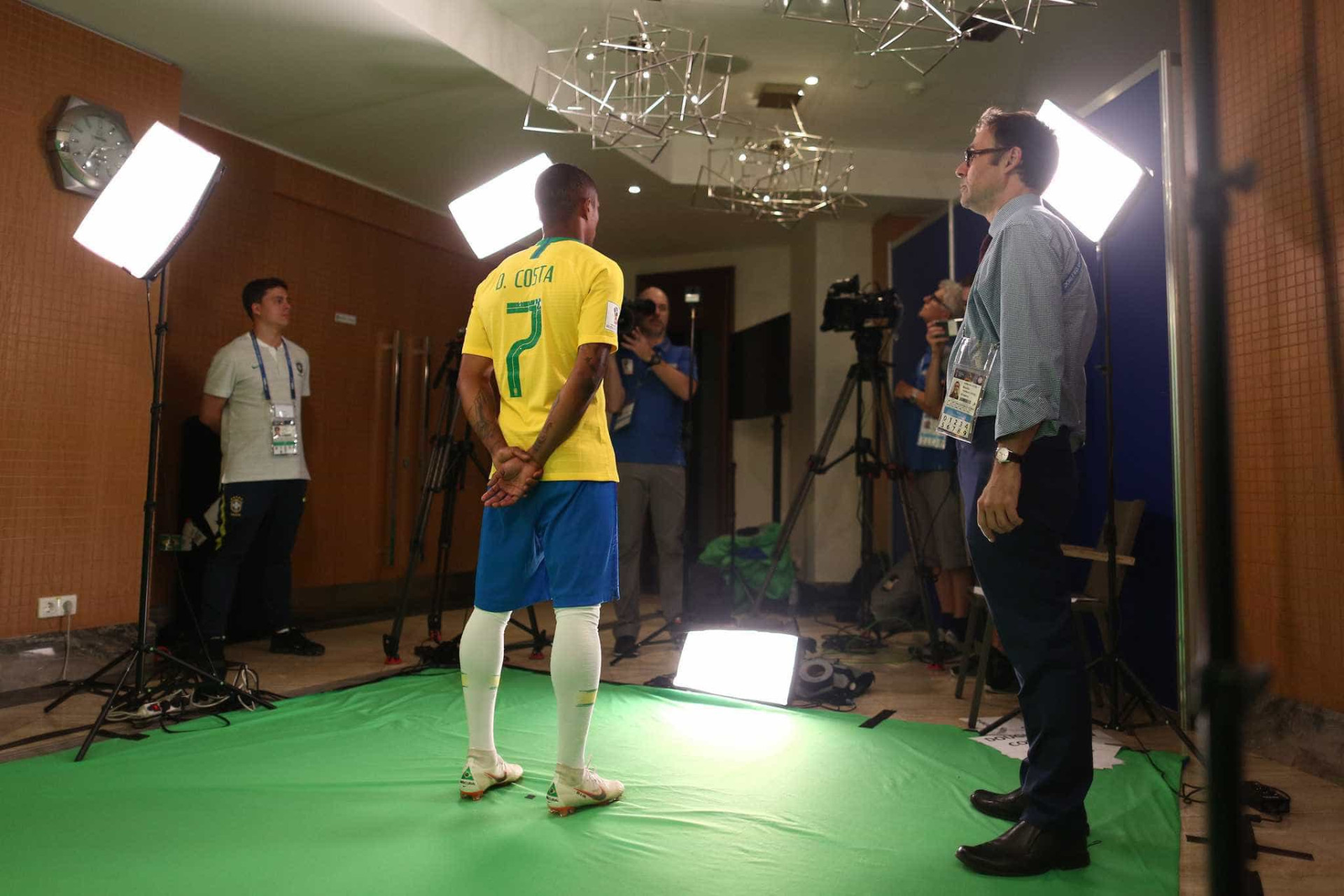Seleção brasileira posa para fotos oficiais da Copa; veja os bastidores
