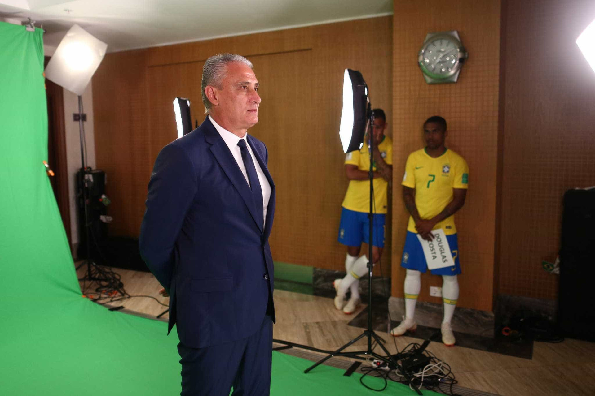 Seleção brasileira posa para fotos oficiais da Copa; veja os bastidores