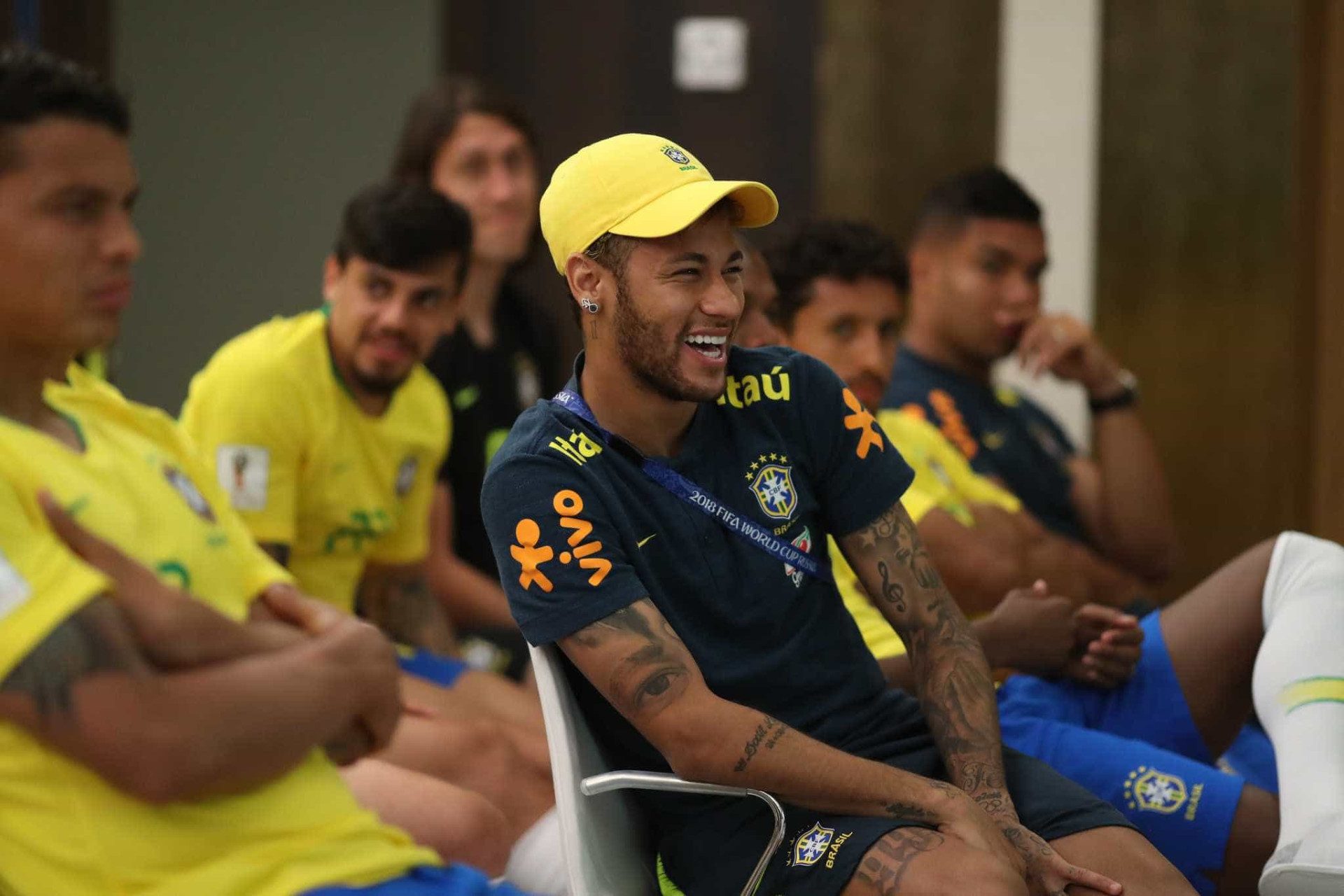 Seleção brasileira posa para fotos oficiais da Copa; veja os bastidores