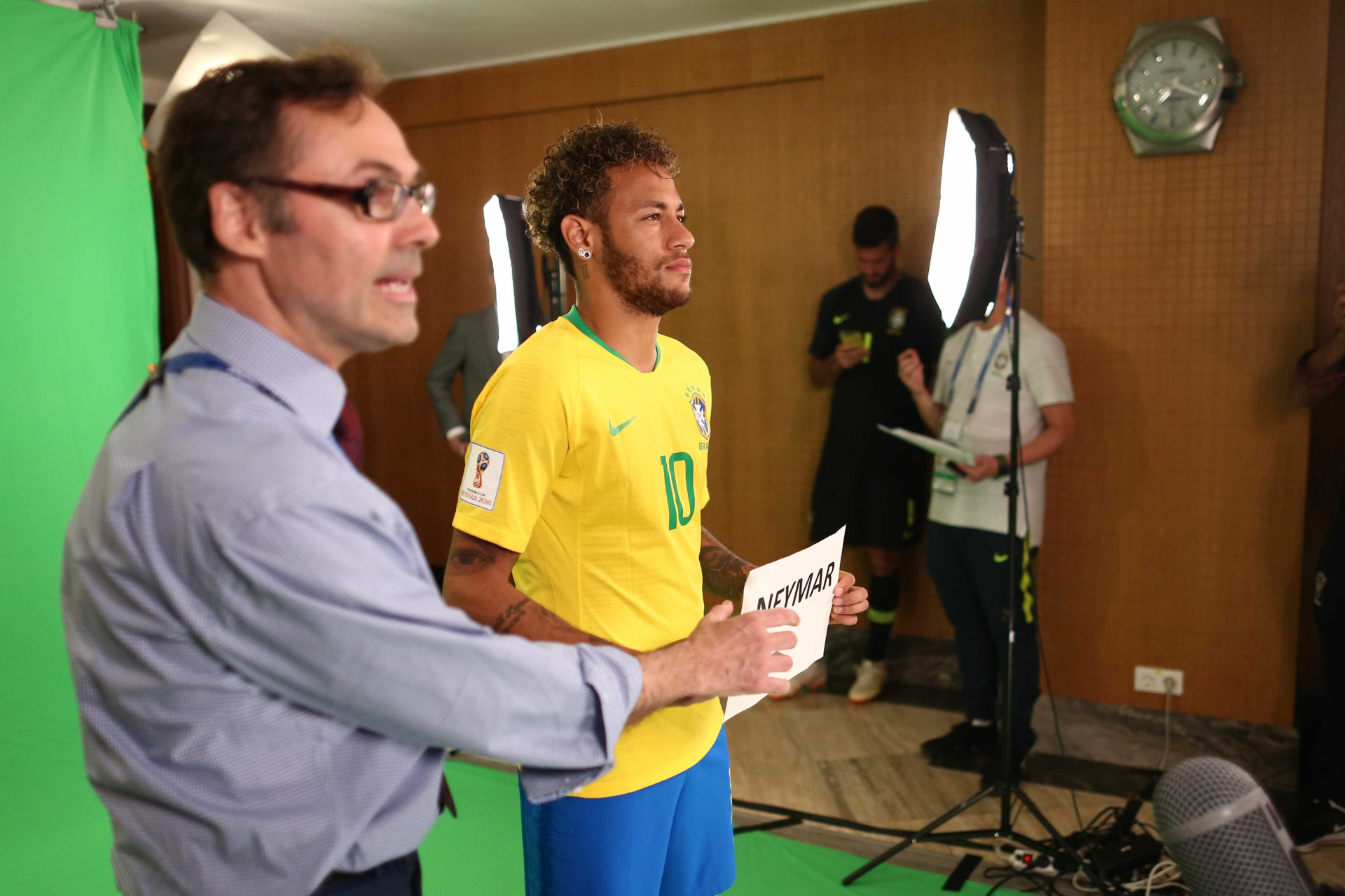 Seleção brasileira posa para fotos oficiais da Copa; veja os bastidores