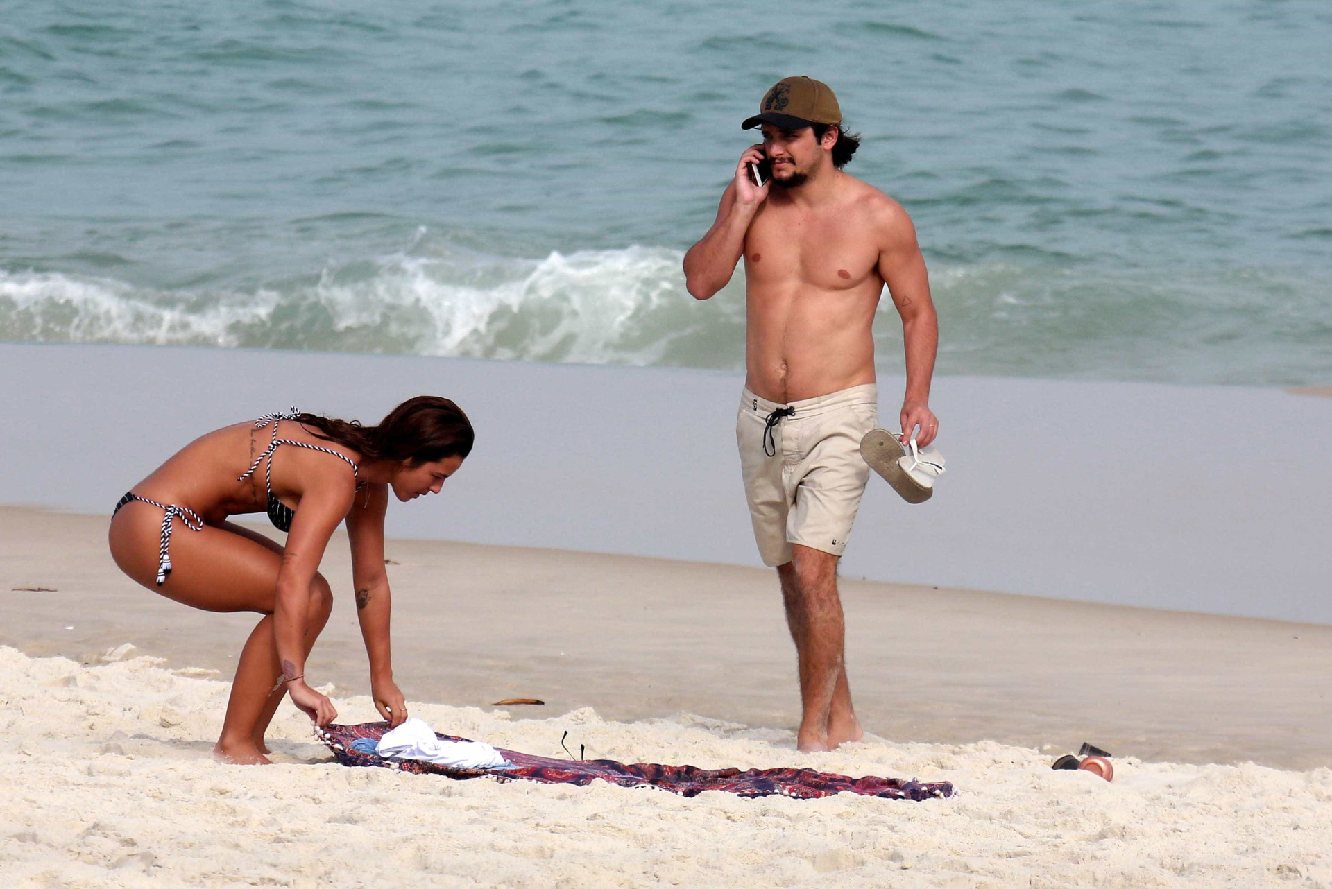 Bruno Gissoni e Yanna Lavigne namoram e exibem corpos sarados na praia