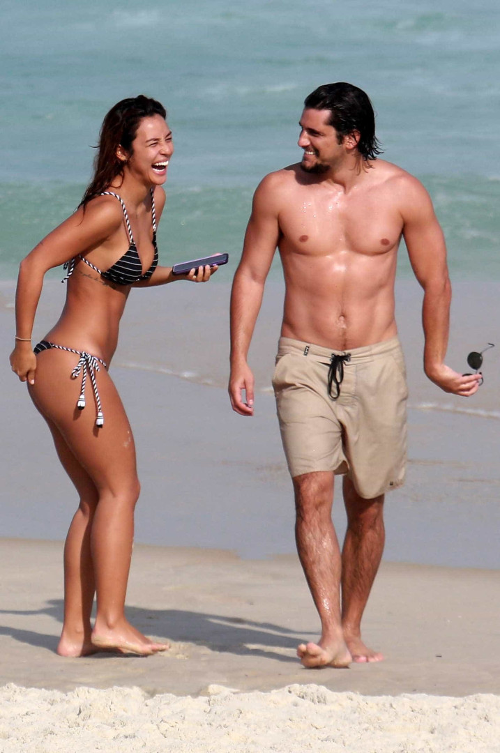 Bruno Gissoni e Yanna Lavigne namoram e exibem corpos sarados na praia