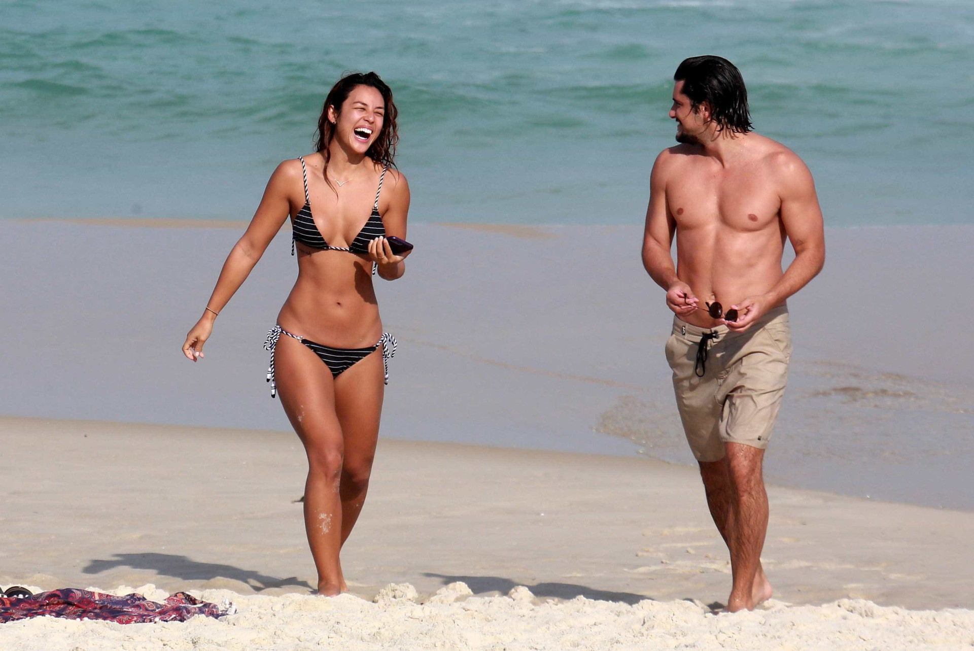 Bruno Gissoni e Yanna Lavigne namoram e exibem corpos sarados na praia
