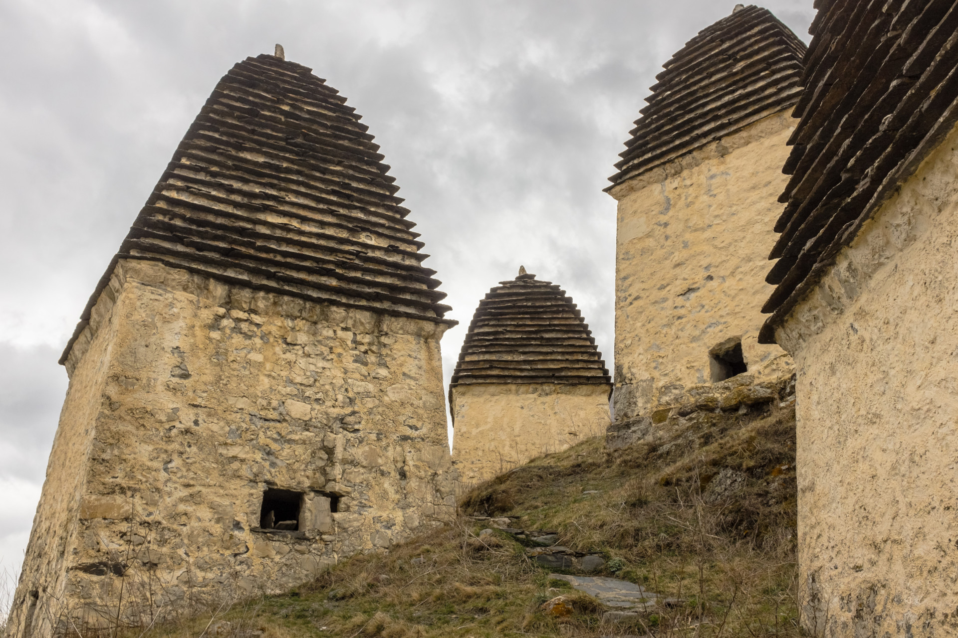 Dargavs: conheça a cidade dos mortos, que fica na Rússia
